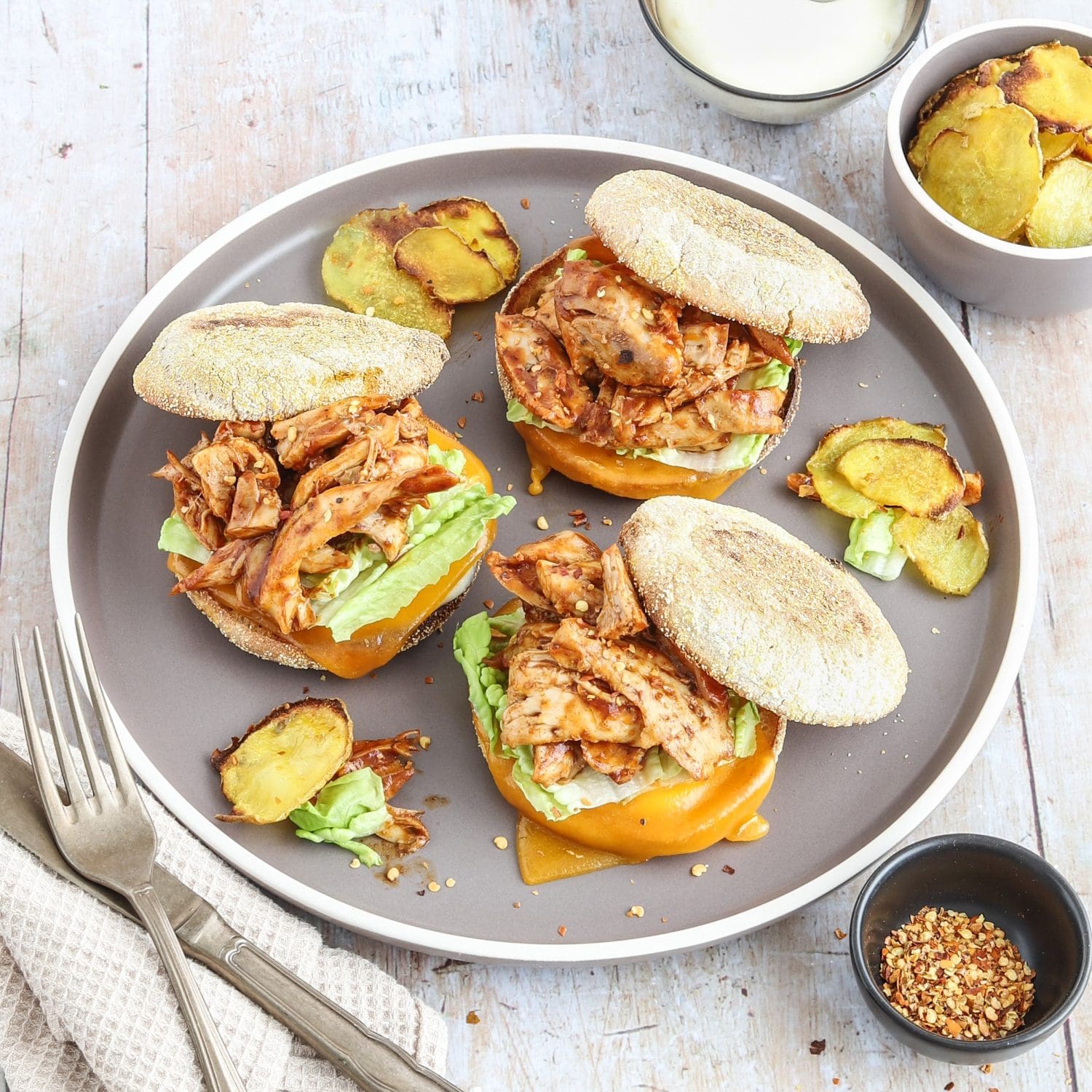 Pulled Chicken Toastieburger mit Kartoffelchips