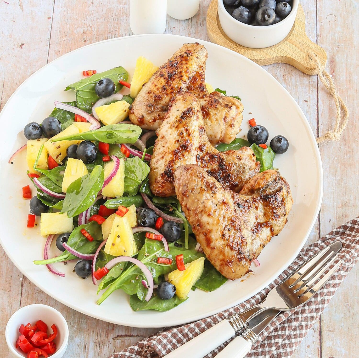 BBQ Chicken Wings mit Spinatsalat