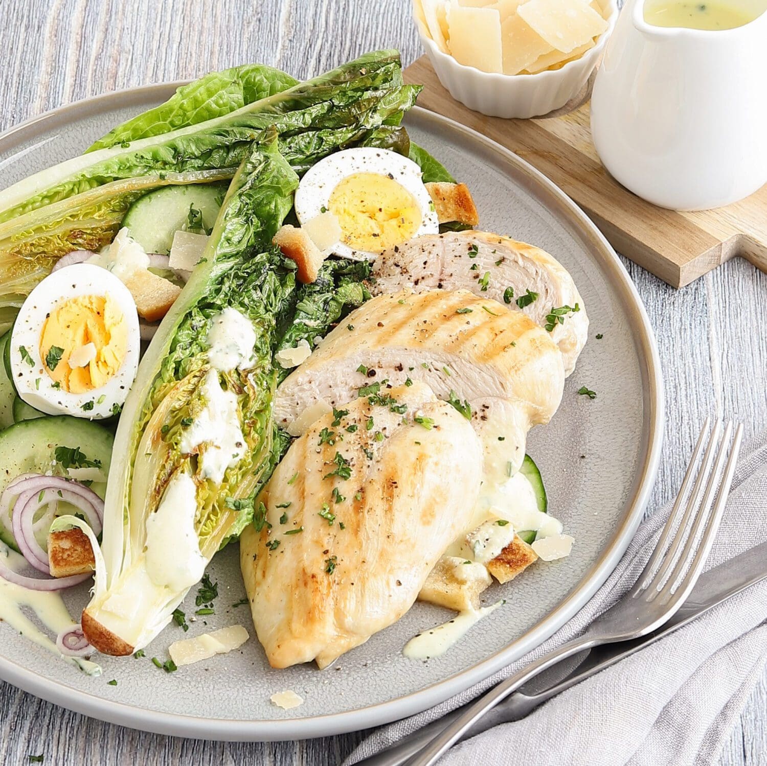 Chicken Caesar Salad mit gebratenem Romanasalat