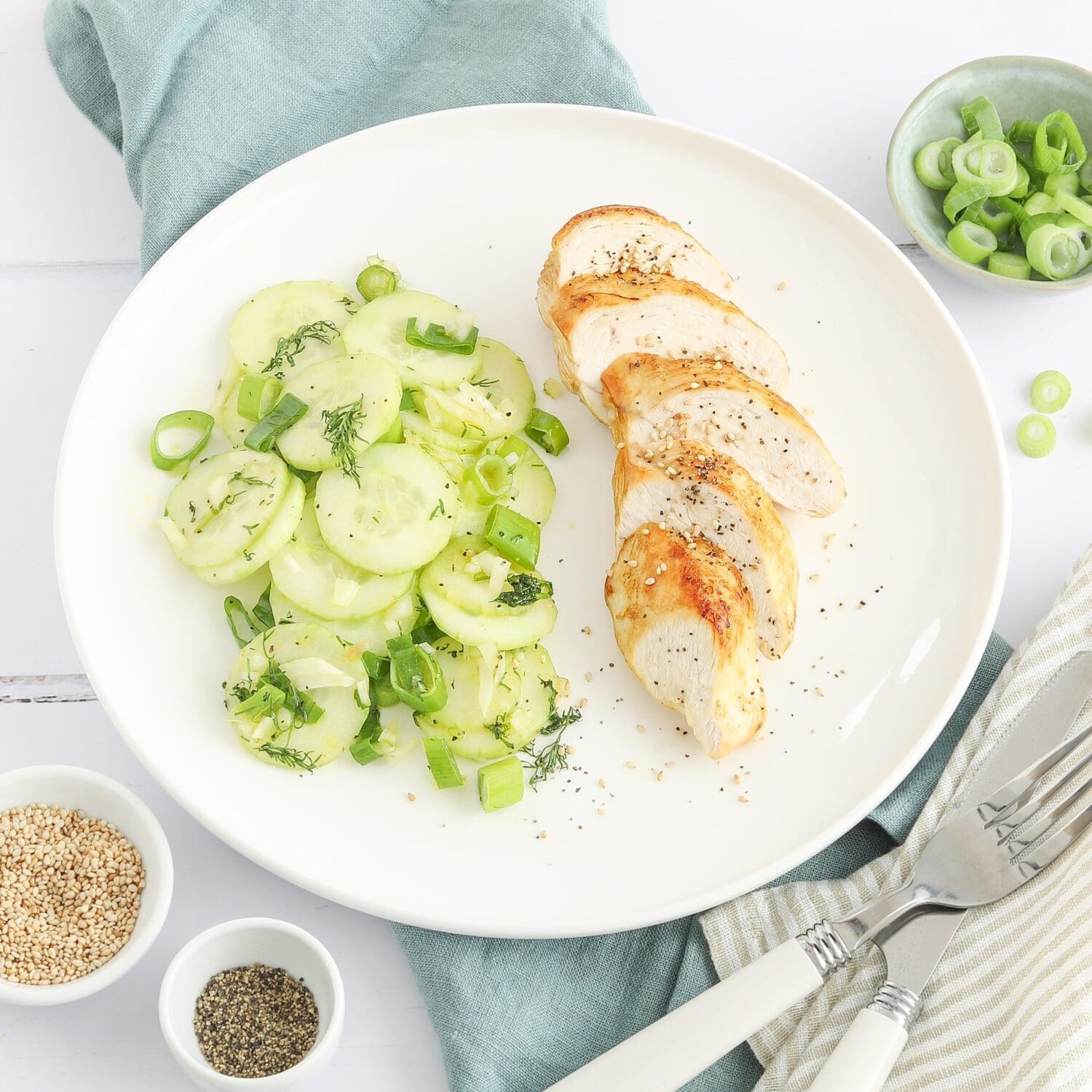 Hähnchenfilet mit Gurkensalat