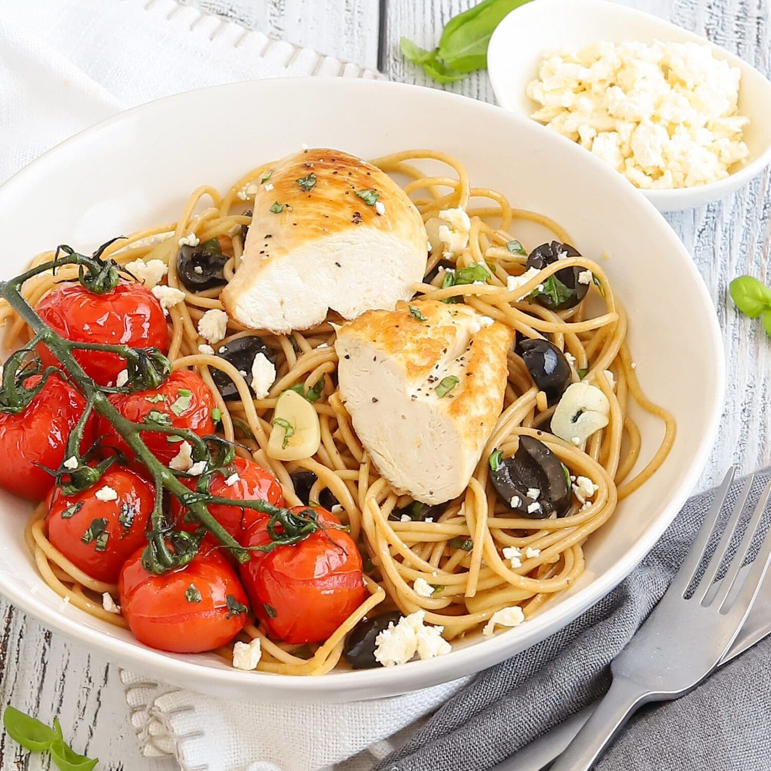 Hähnchenbrustfilet mit Vollkornspaghetti, Tomaten und Feta