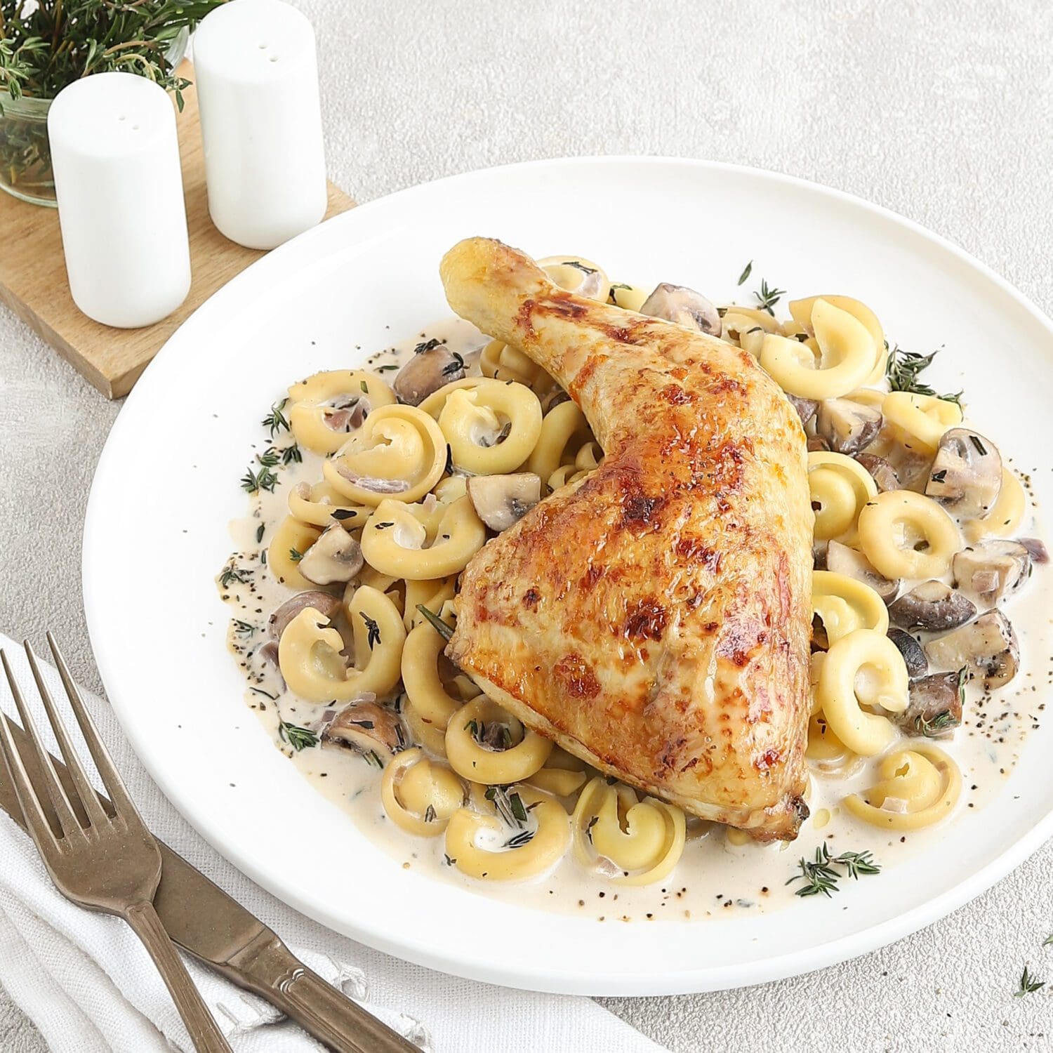 Hähnchenschenkel mit Pilz-Orecchiette