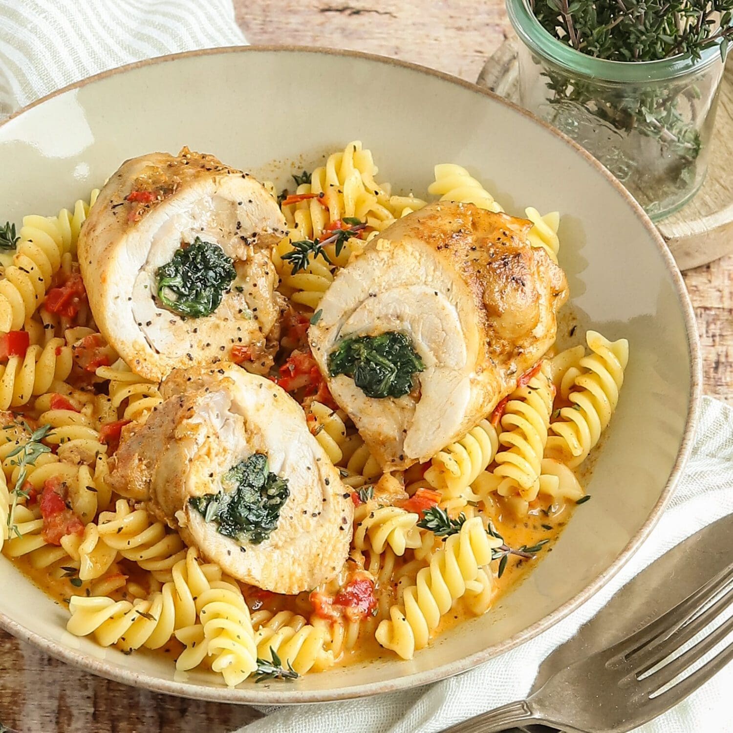 Pollo Fino mit Spinat-Käse-Füllung auf Pasta