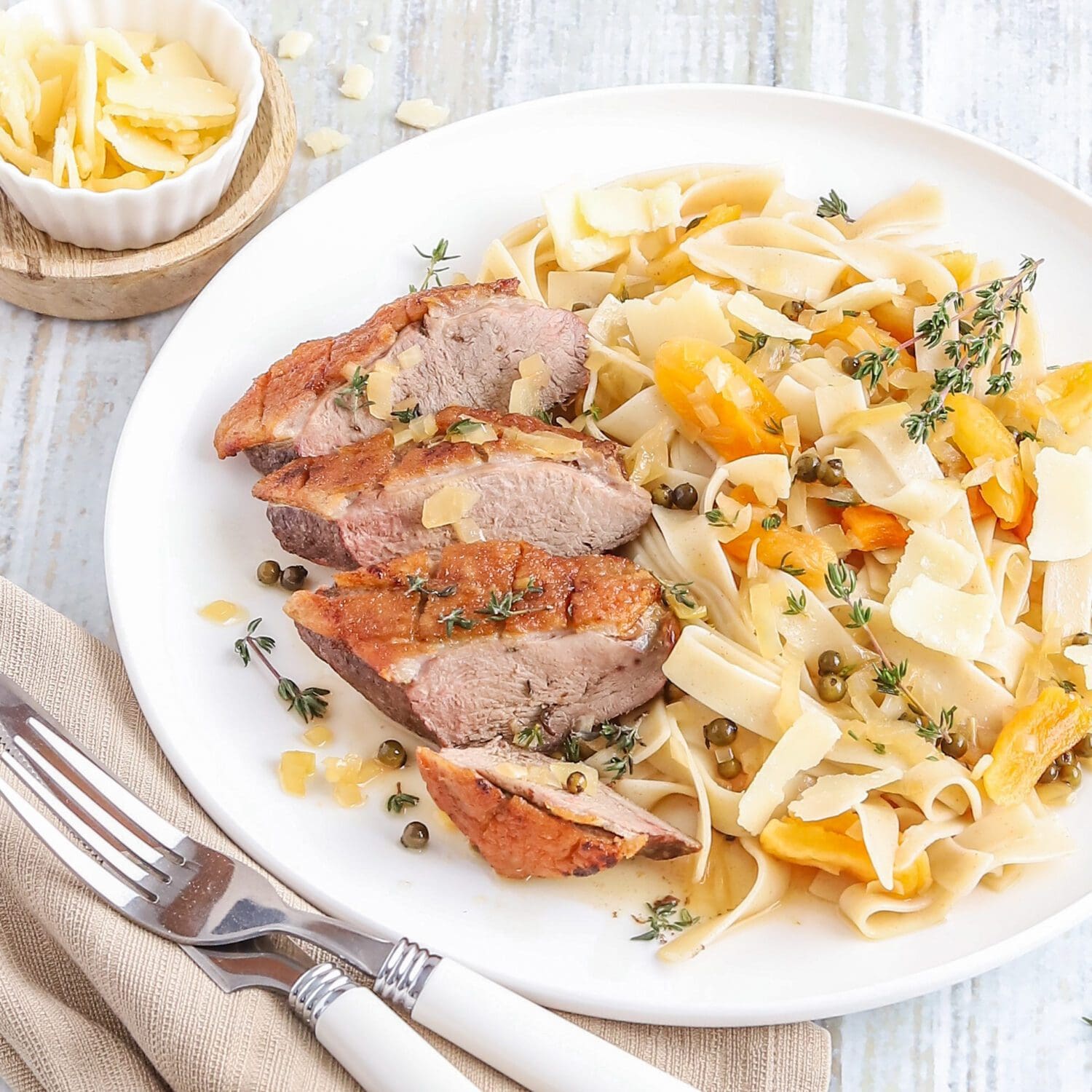 Entenbrustfilet mit Dinkel-Pasta in Cognac-Pfeffersauce