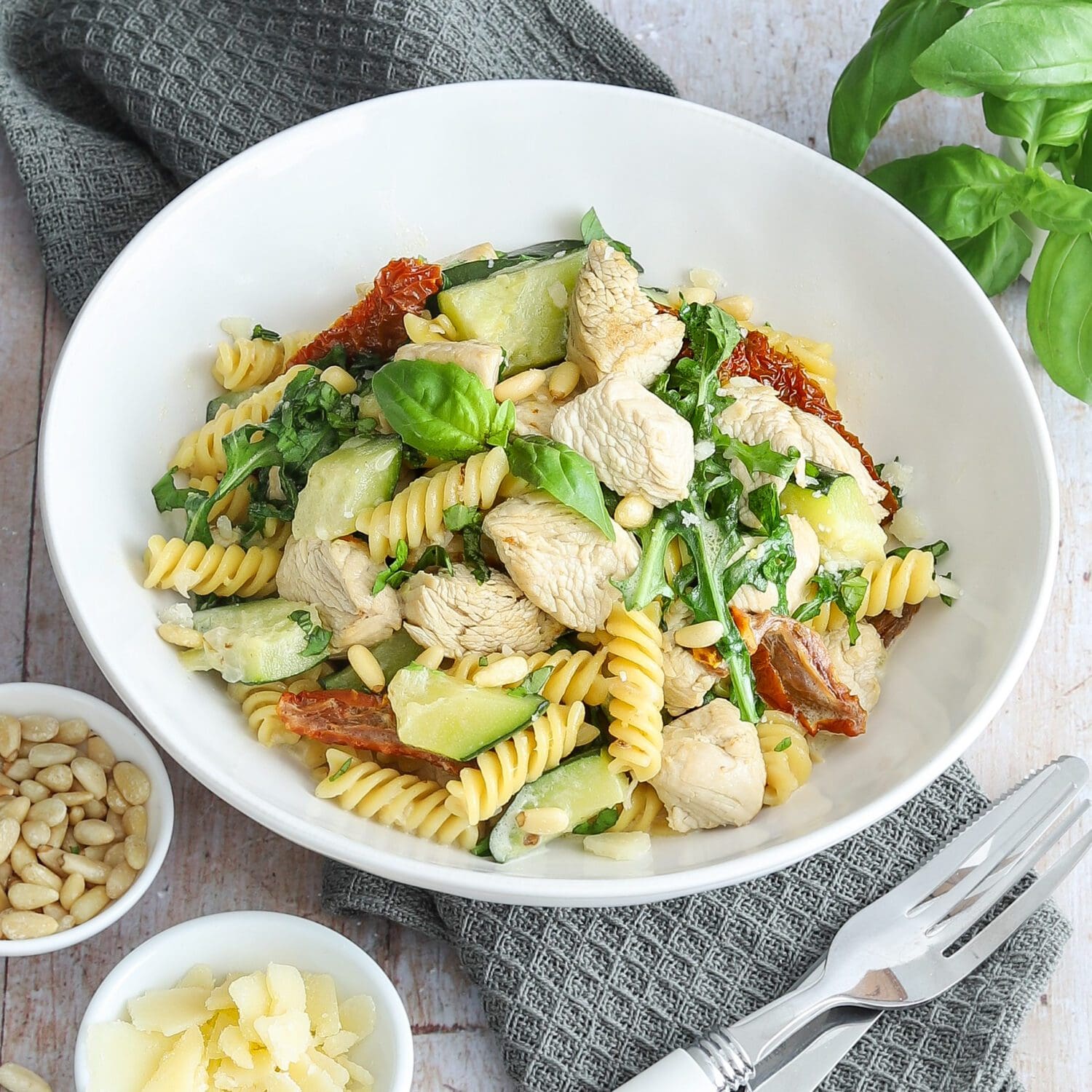 One-Pot-Pasta mit Putenfiletwürfeln, Zucchini und Rucola
