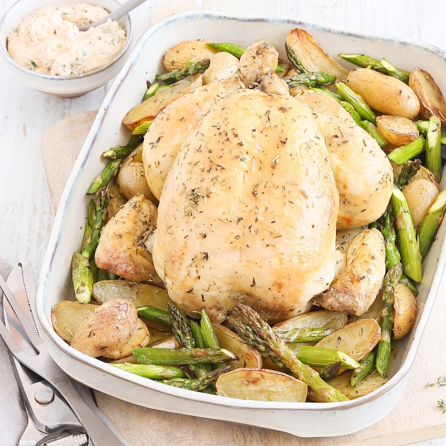 Hähnchen in Salzlake mit Kartoffeln und grünem Spargel