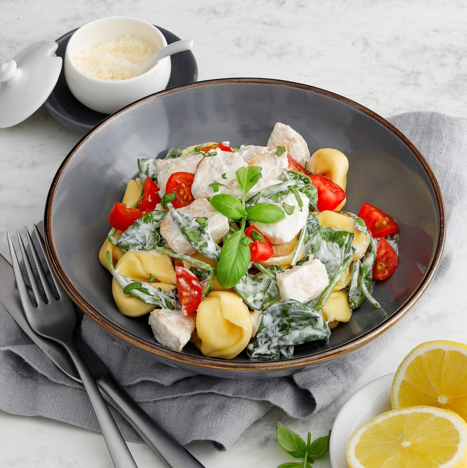 Tortelloni mit Putenfiletwürfeln und Spinat