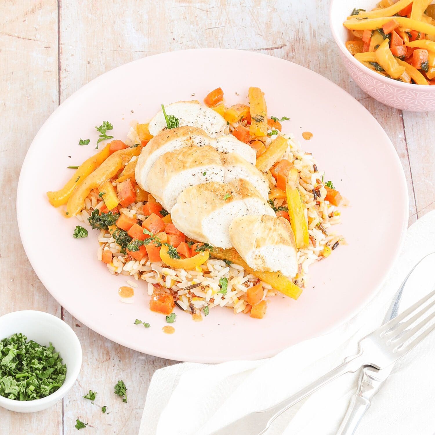 Hähnchenfilet mit Paprika-Möhren-Reis
