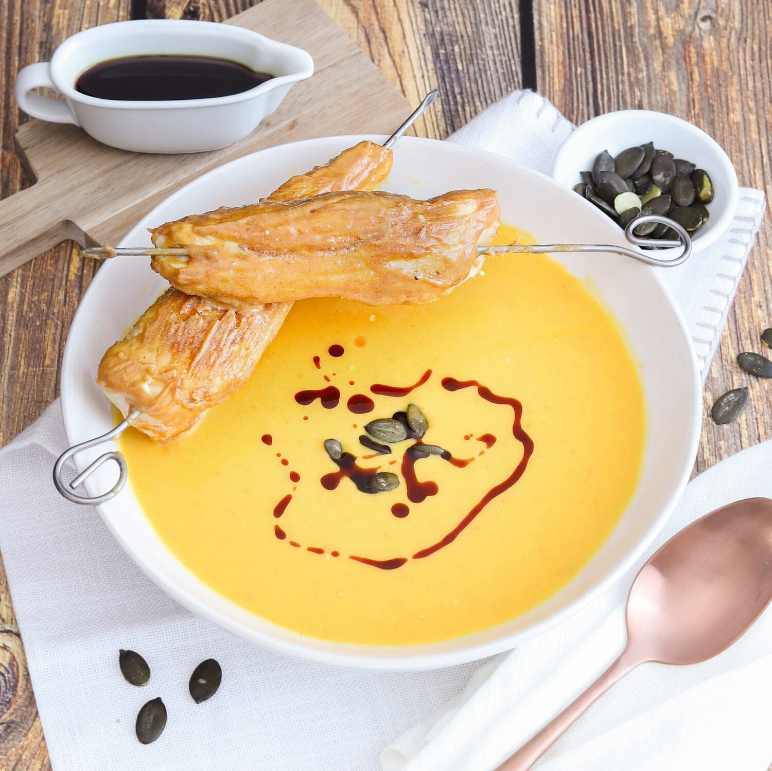 Kürbissuppe mit Hähnchenspießen in Erdnusssauce
