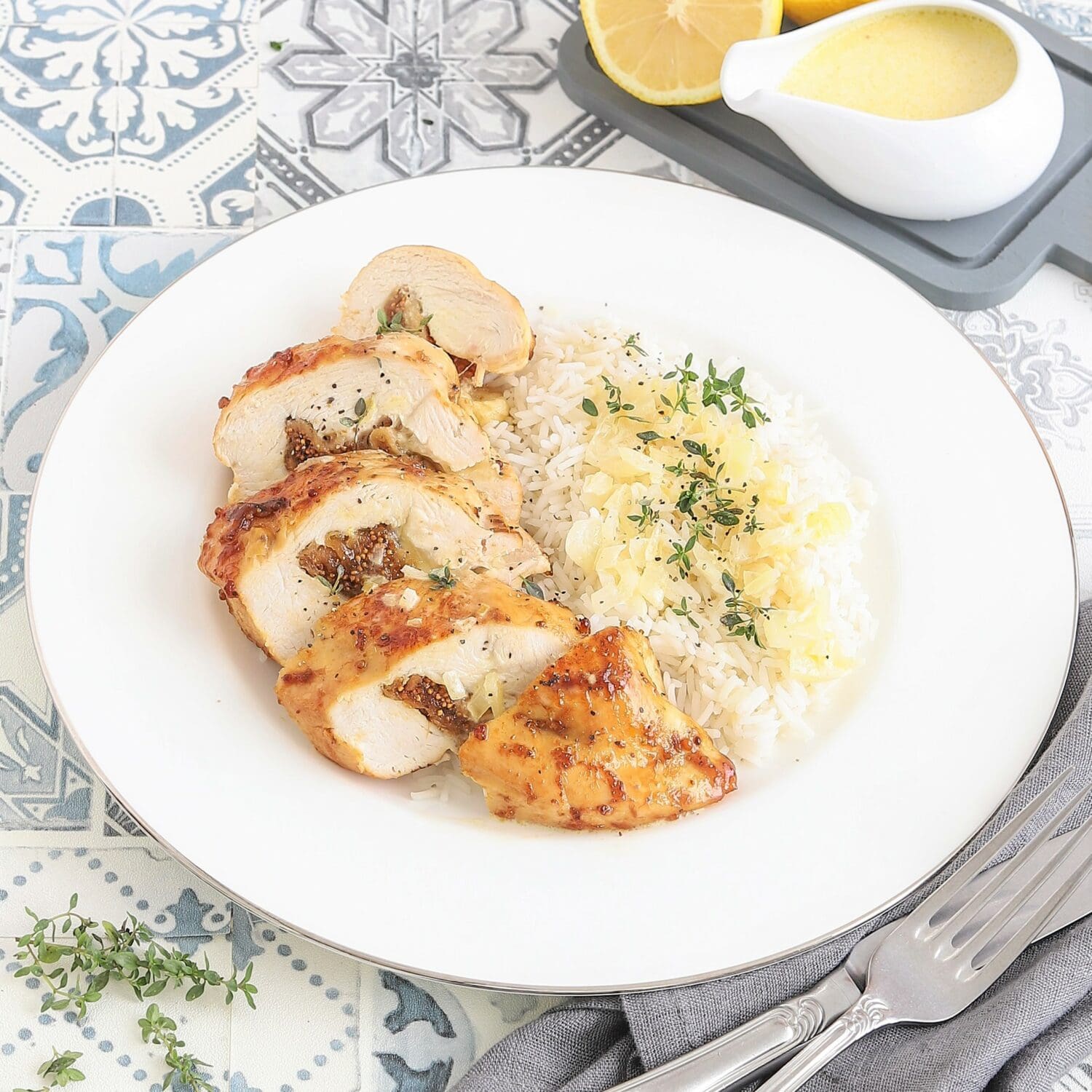 Mit Feigen gefülltes Hähnchenfilet mit Zitronensauce