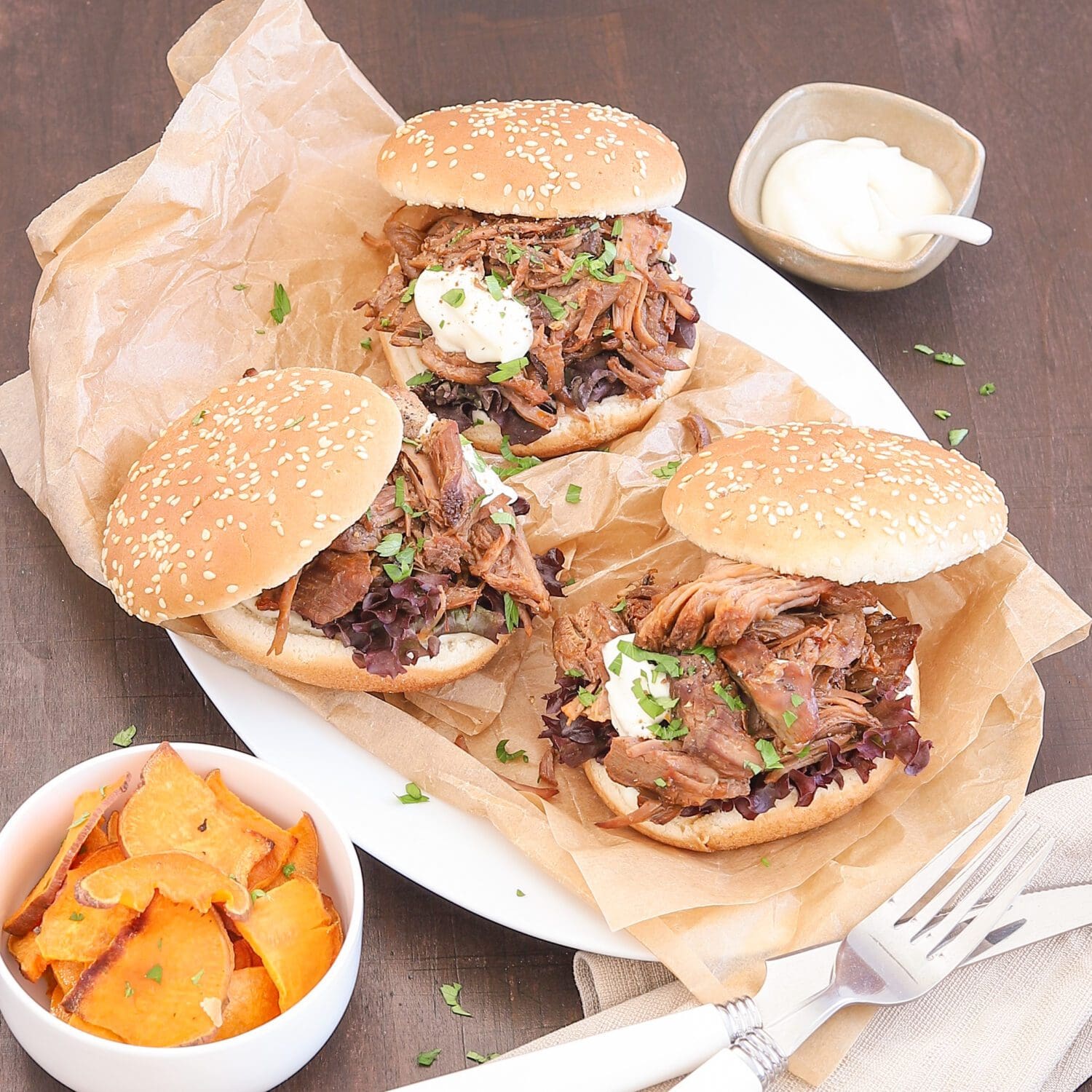 Pulled turkey Burger mit Süßkartoffelchips