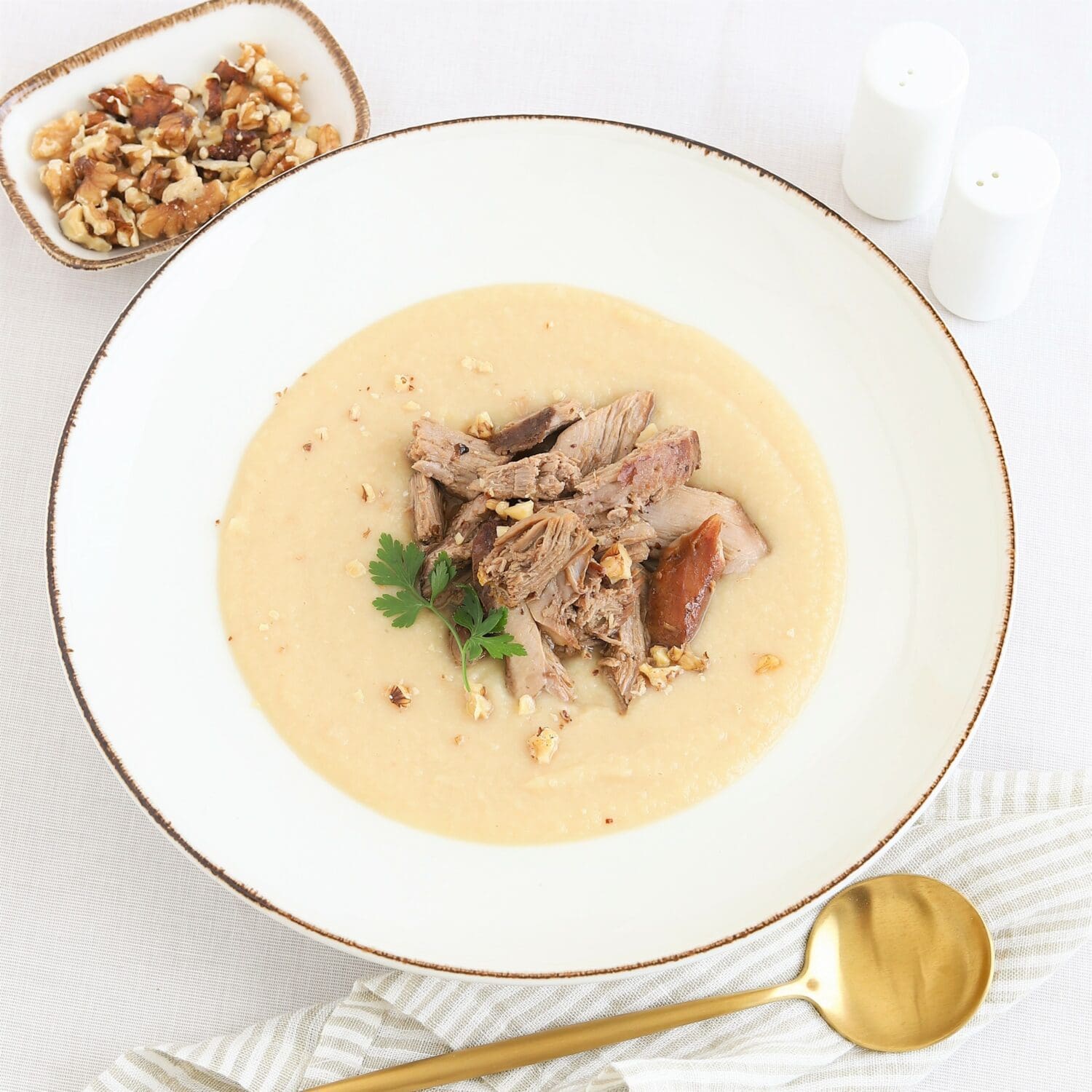 Pastinaken-Birnen-Suppe mit Pulled Duck