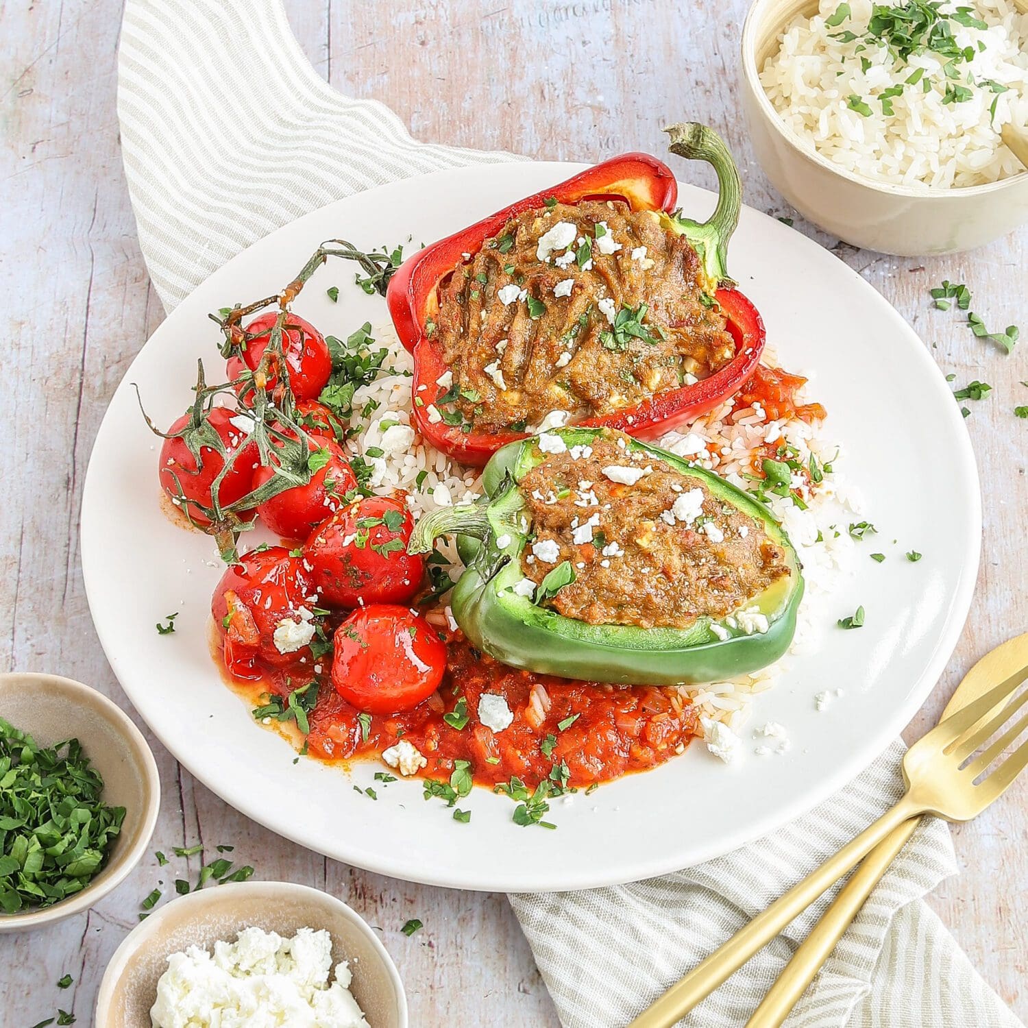 Mit Putenhackfleisch gefüllte Paprika