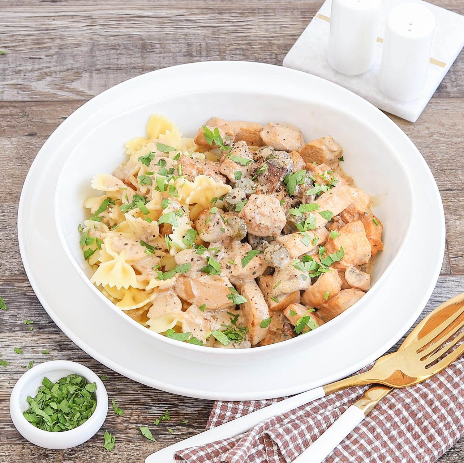 Hähnchen-Stroganoff mit Farfalle