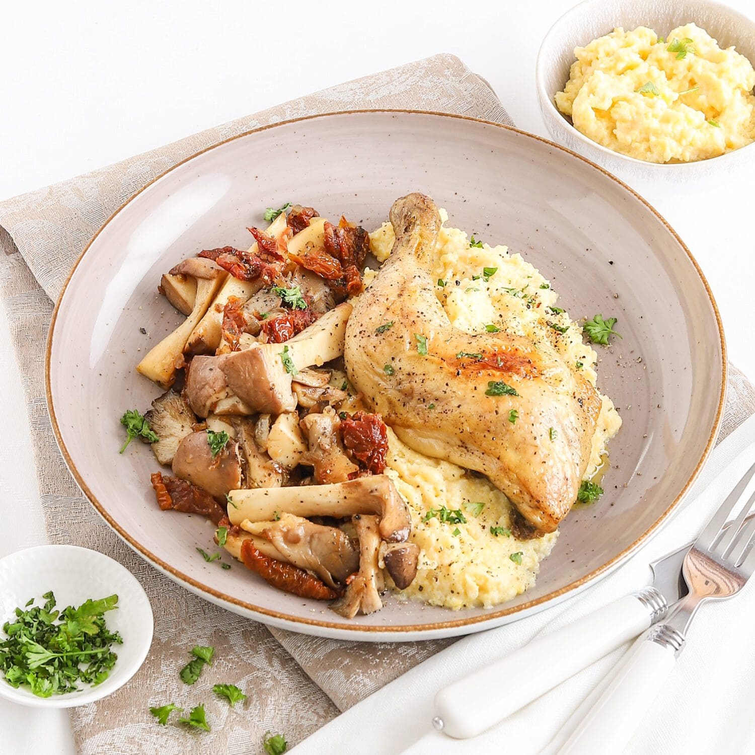 Getrüffelte Hähnchenschenkel auf Parmesan-Polenta