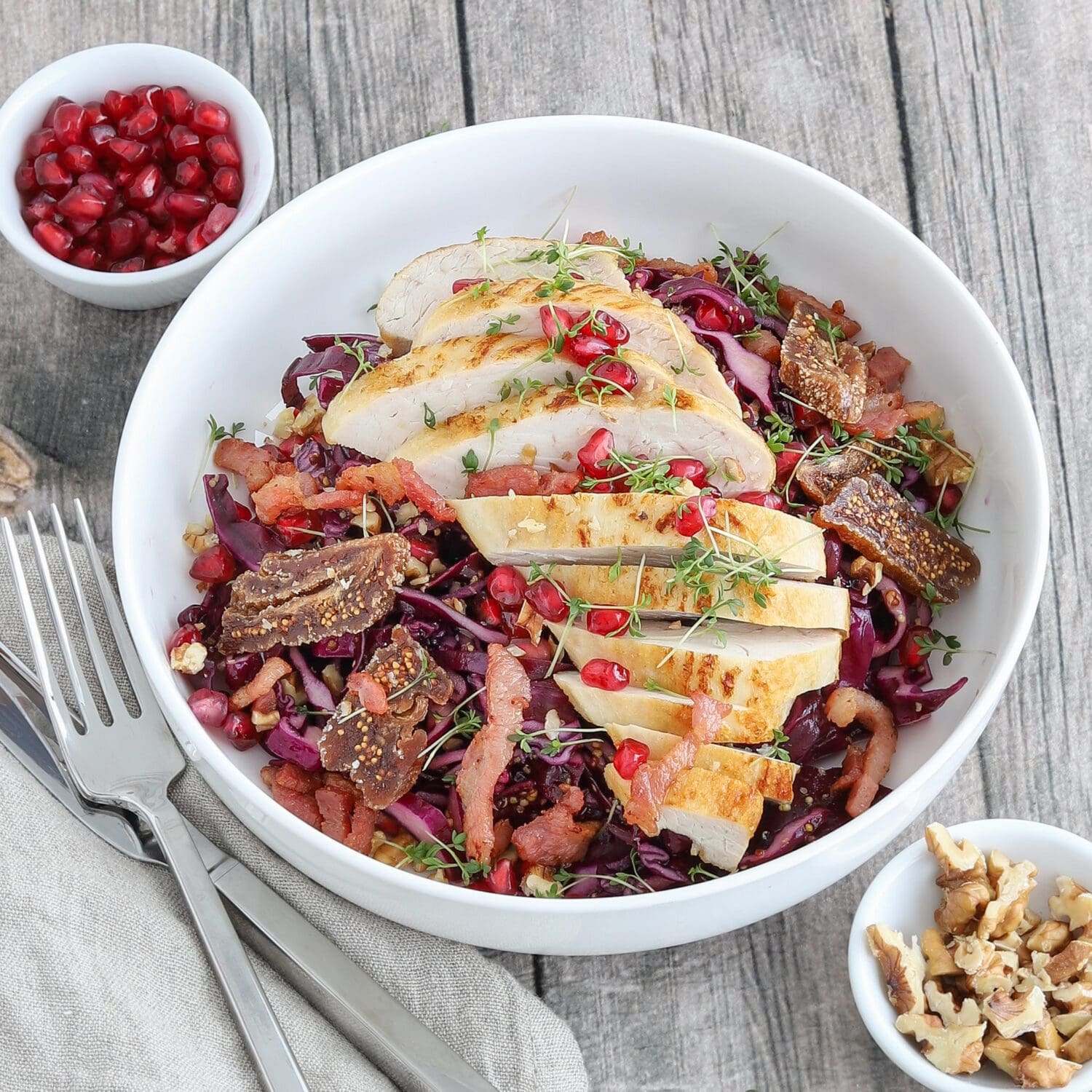 Hähnchenfilet mit Rotkohlsalat, Granatapfel und Feigen