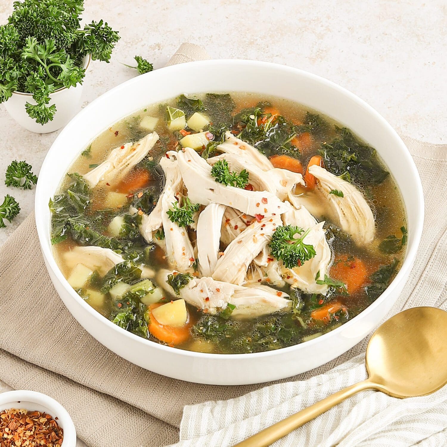 Hühnersuppe mit Grünkohl und Kartoffeln