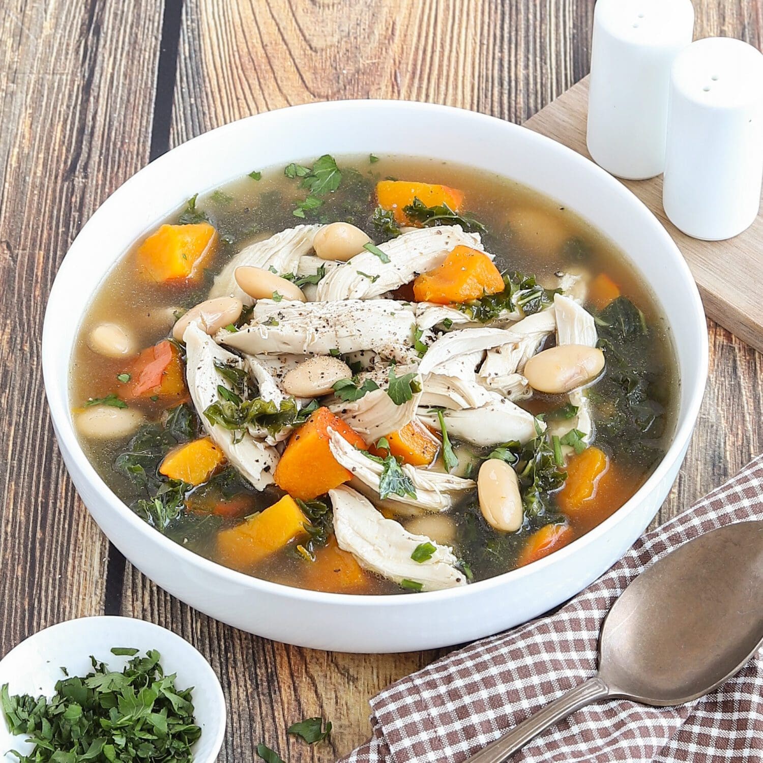Hühnersuppe mit Grünkohl und weißen Bohnen