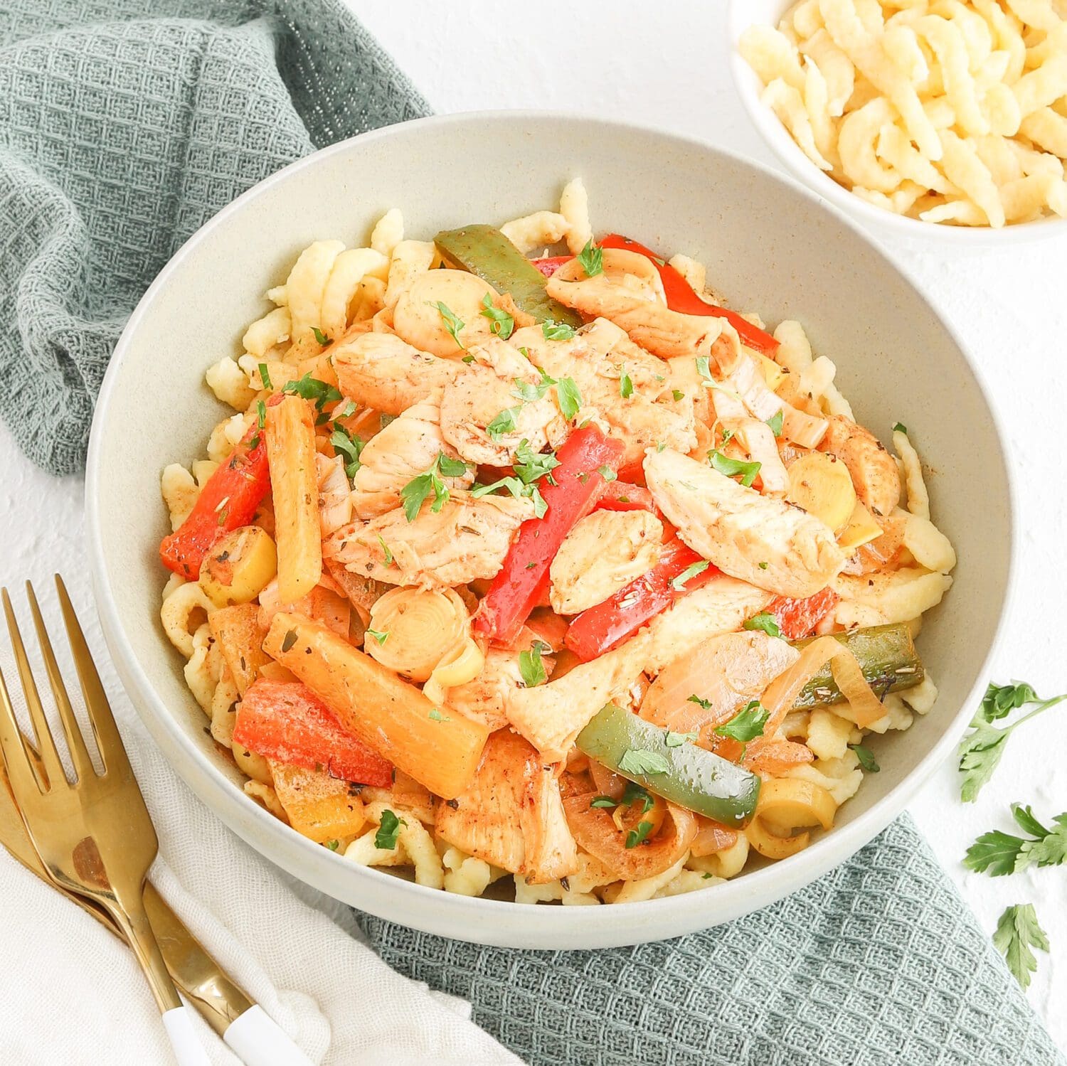 Paprika-Hähnchengulasch mit Spätzle