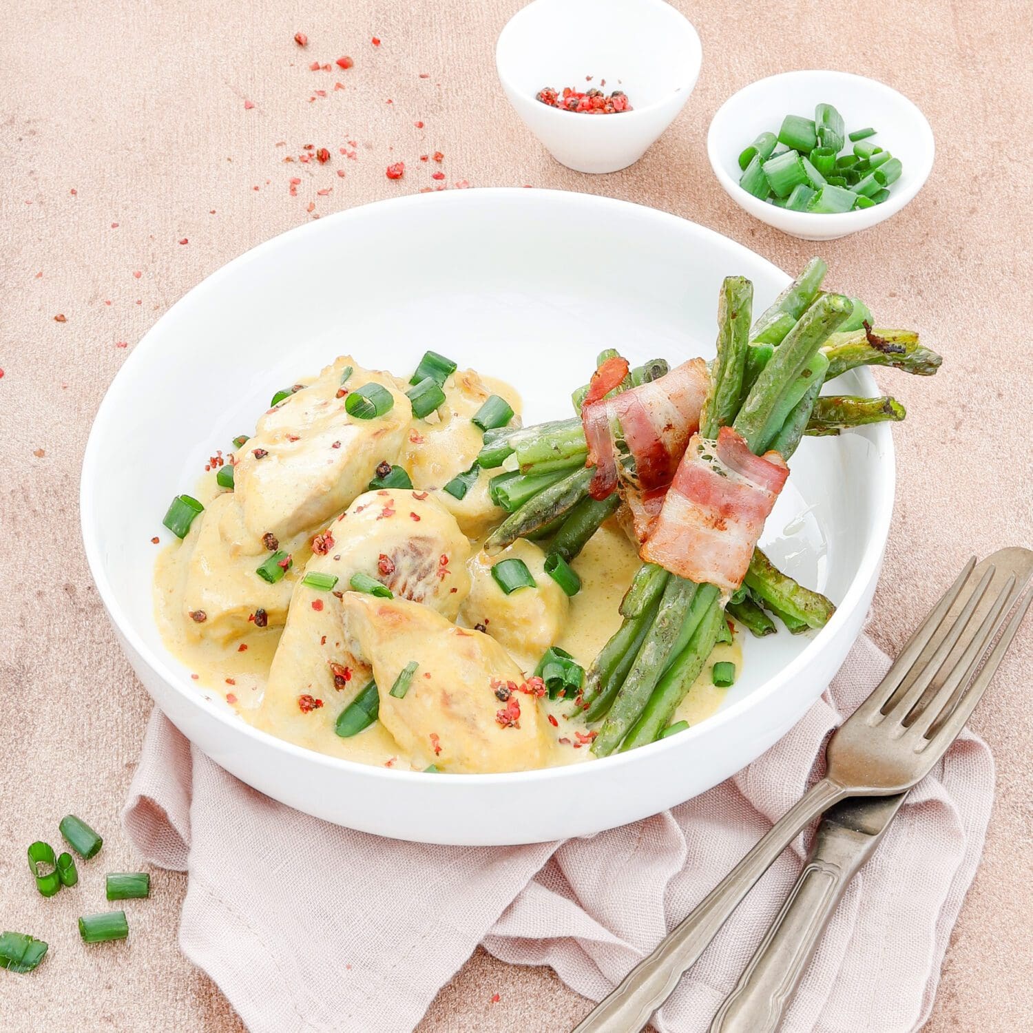 Puten-Ministeaks in Honig-Senf-Sauce mit Speckbohnen