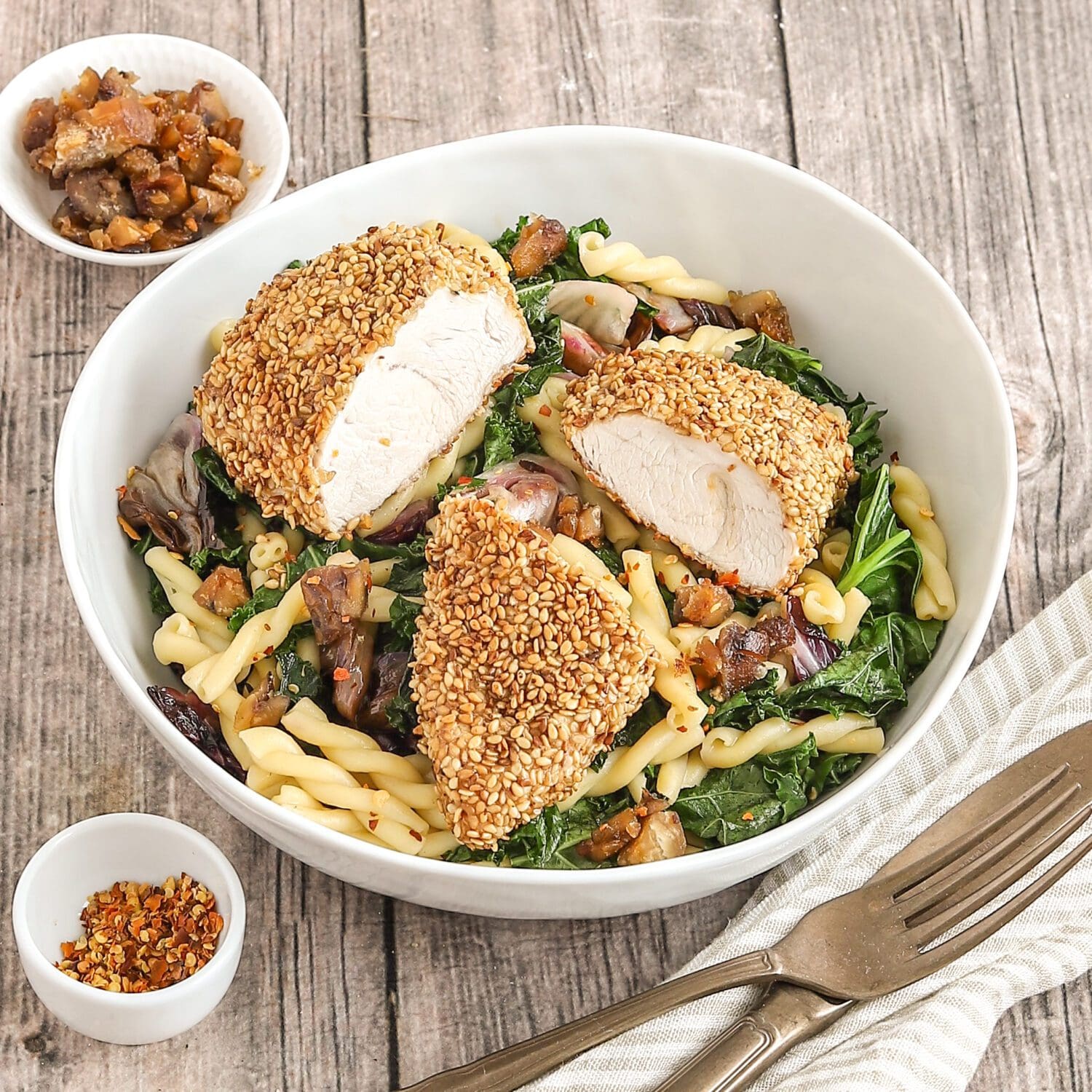 Sesam-Putenfilet mit Pasta, Grünkohl und Maronen