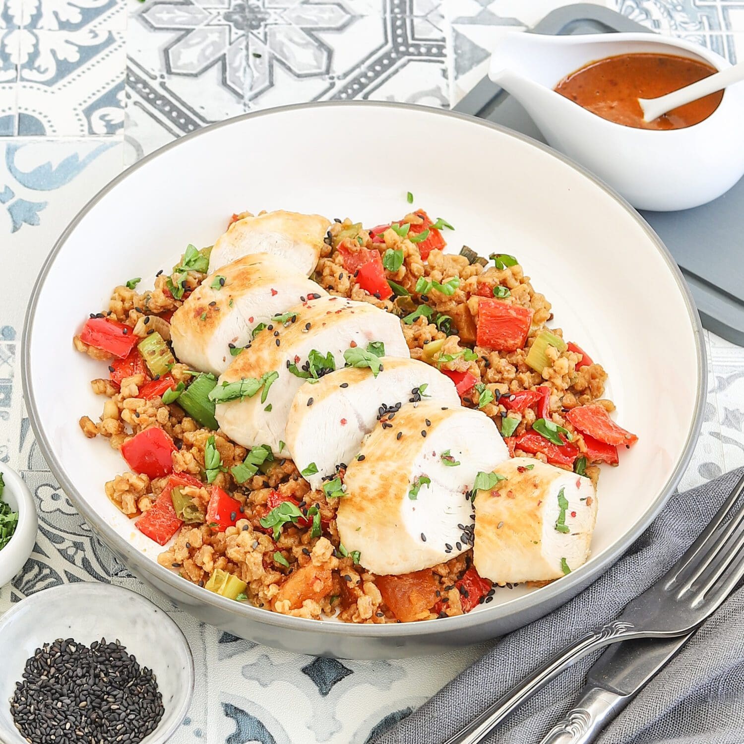 Putenfilet mit Dinkel und Tahinisauce