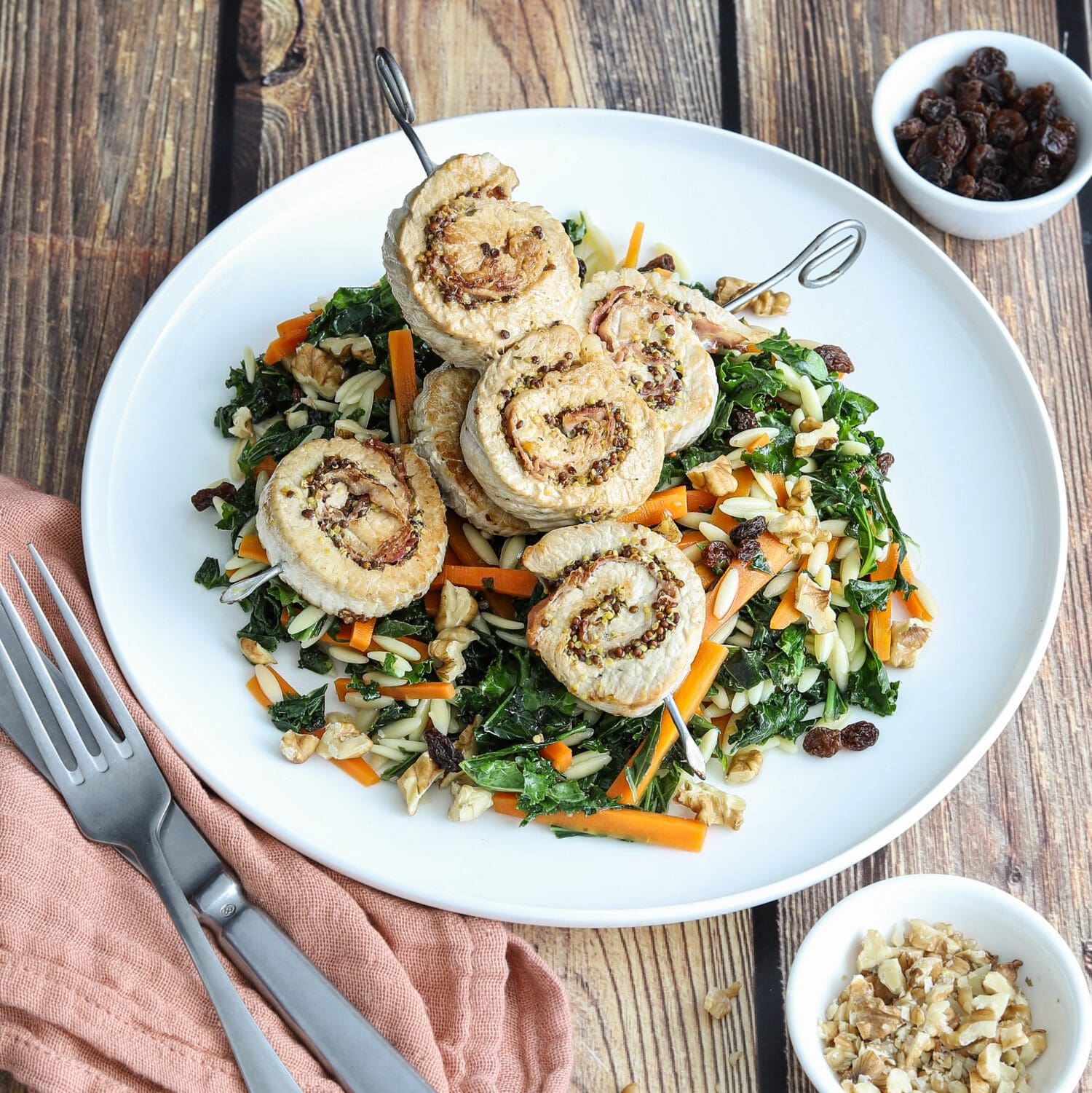 Putenrouladenspieße mit Grünkohl, Möhren und Orzo
