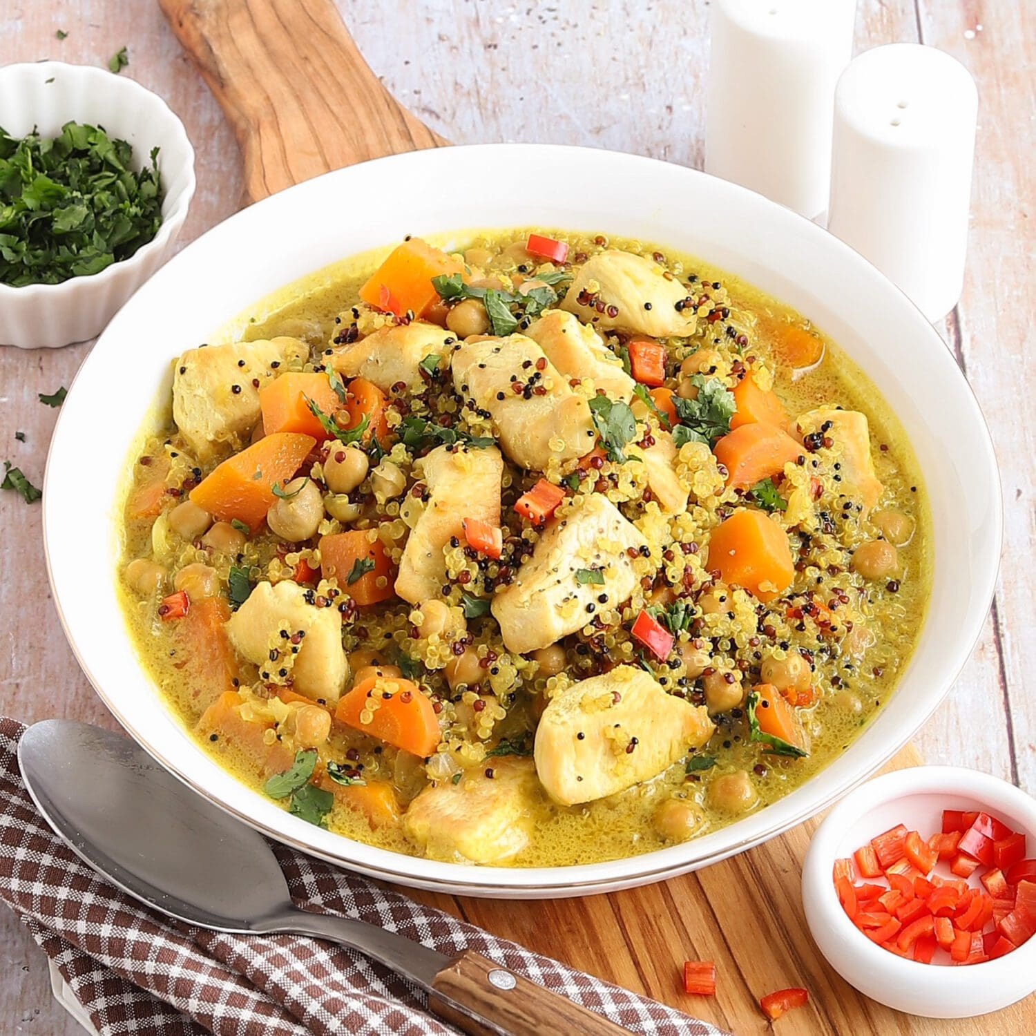 Quinoa-Eintopf mit Hähnchenfiletwürfeln