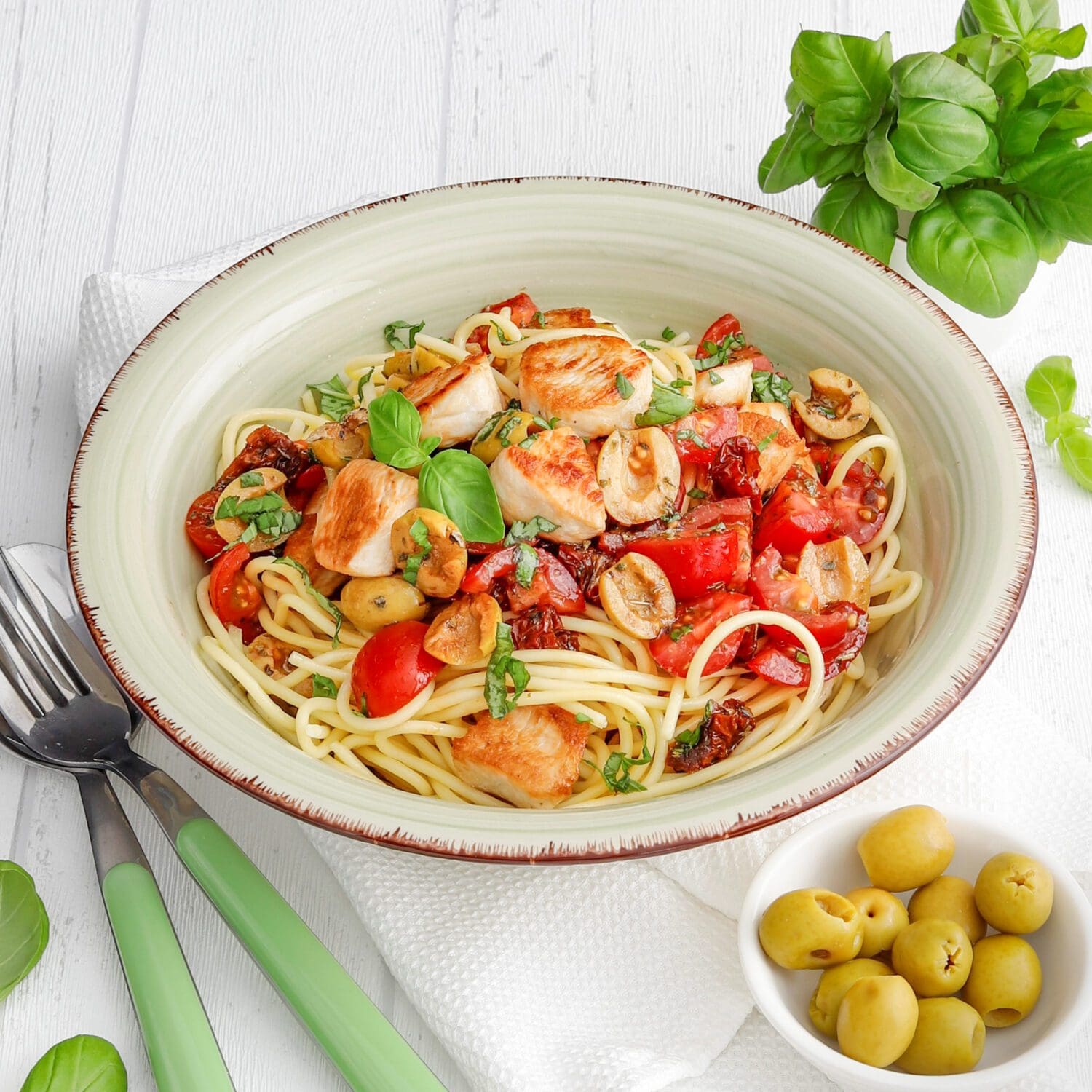 Spaghetti mit Putenwürfeln, Tomaten und Oliven