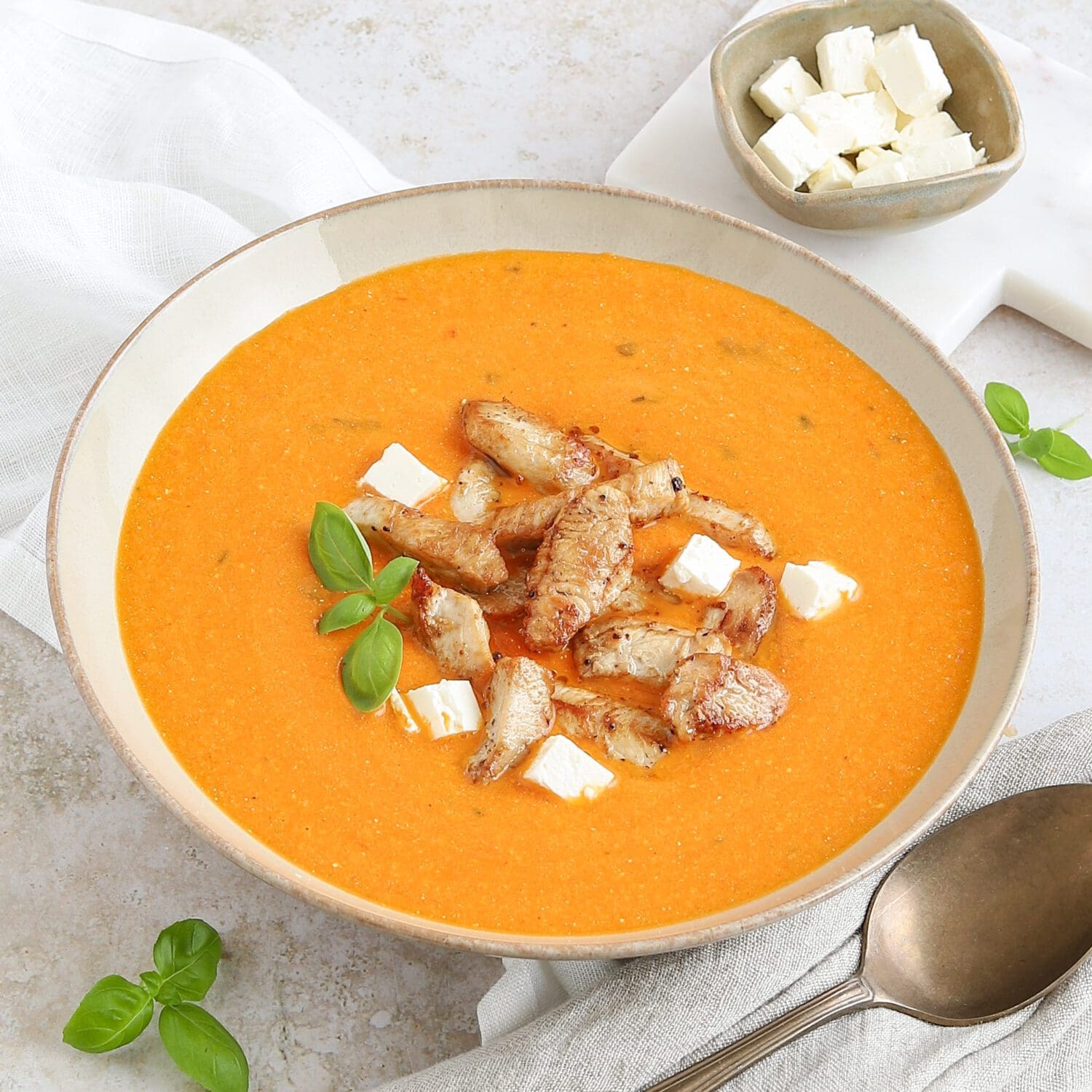 Tomatensuppe mit Putenstreifen und Feta