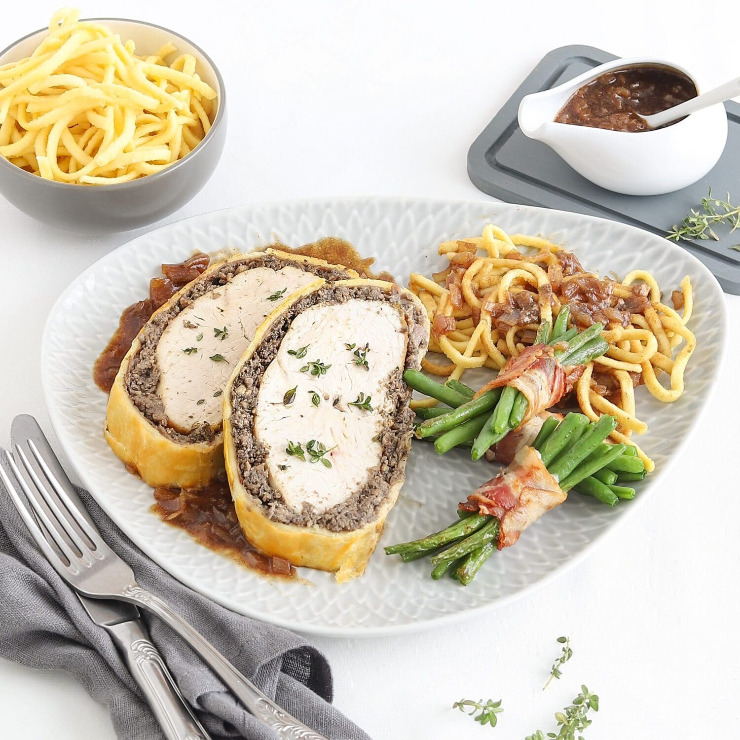 Putenfilet Wellington mit Speckbohnen und Spätzle