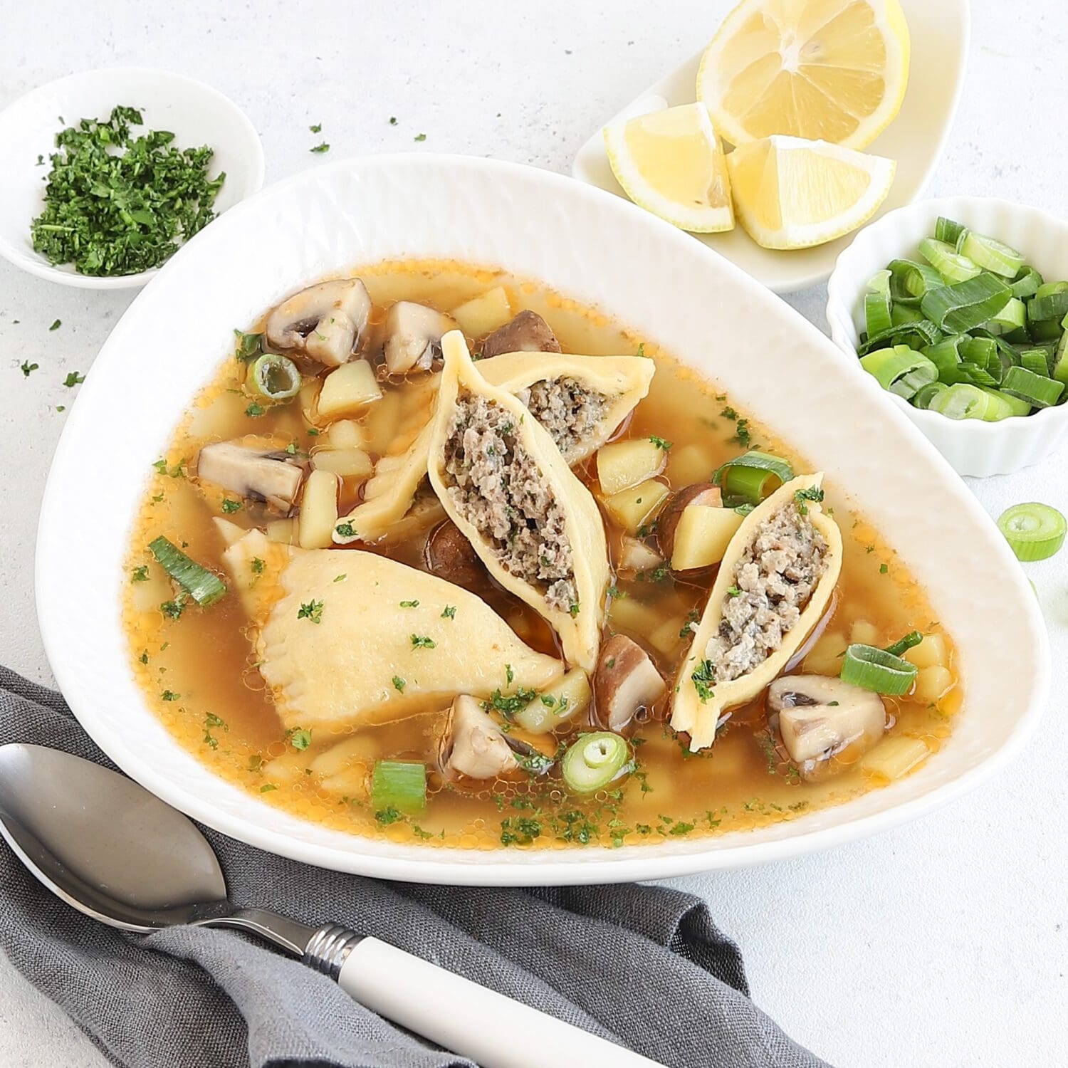 Maultaschen-Suppe mit Putenhackfleischfüllung
