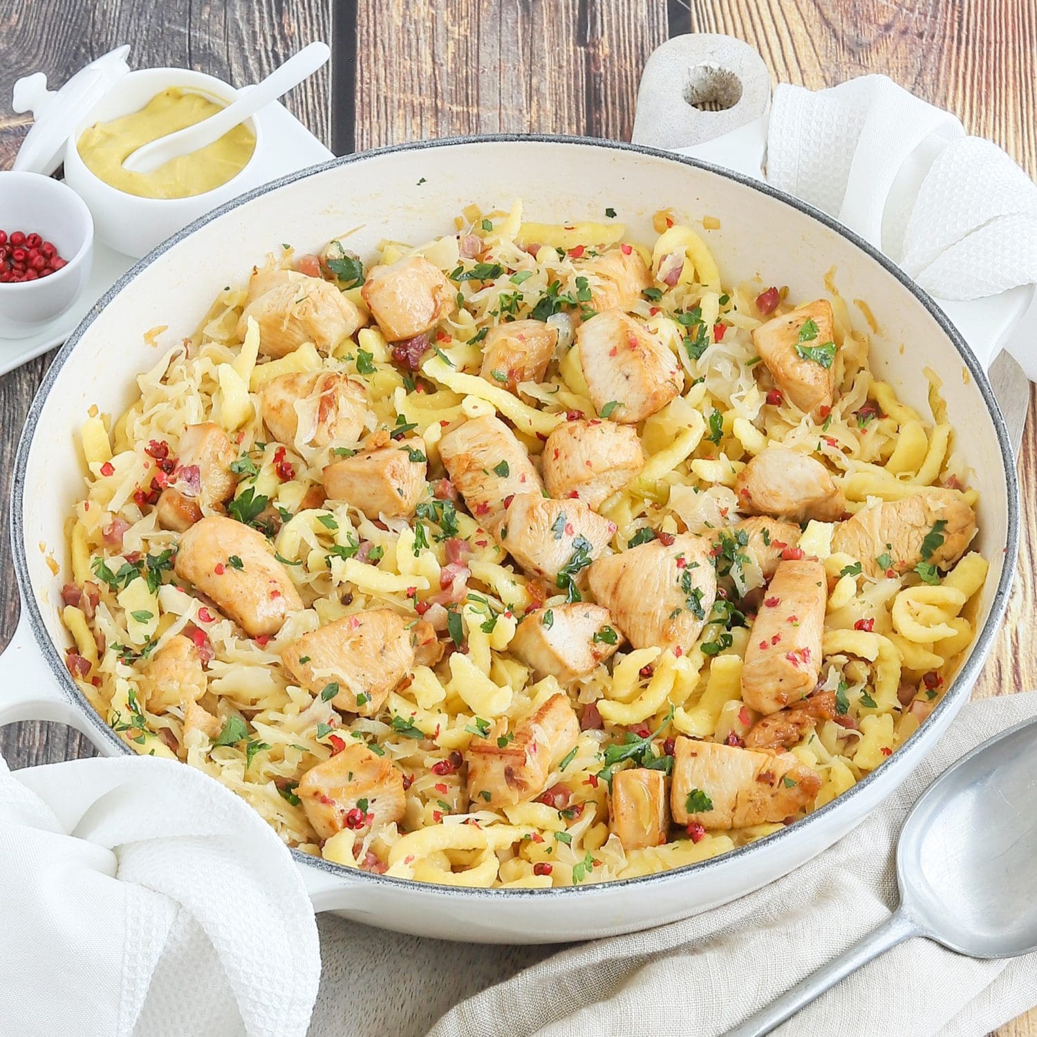 Hähnchen-Sauerkrautpfanne mit Spätzle