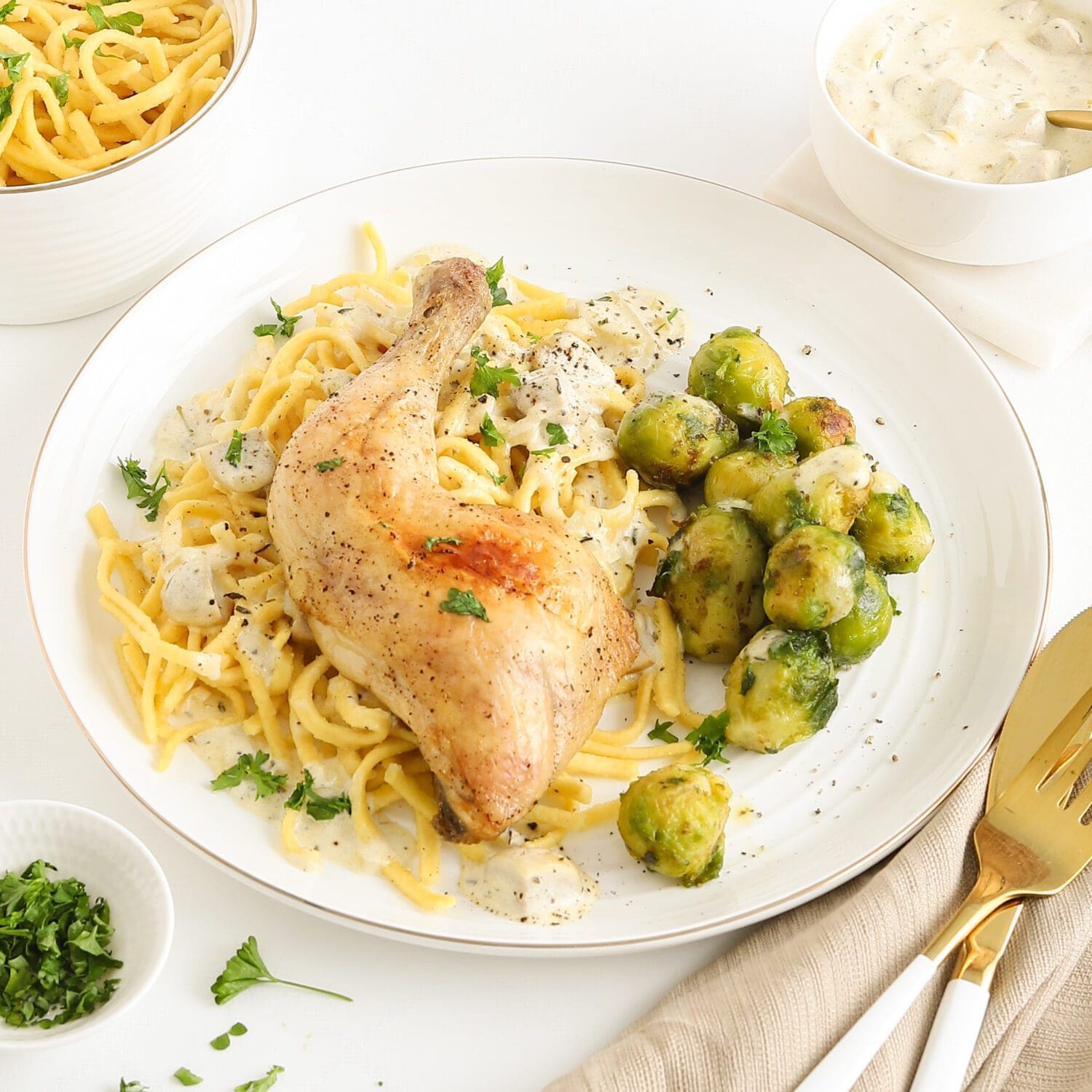 Getrüffelte Hähnchenschenkel mit Spätzle und Rosenkohl
