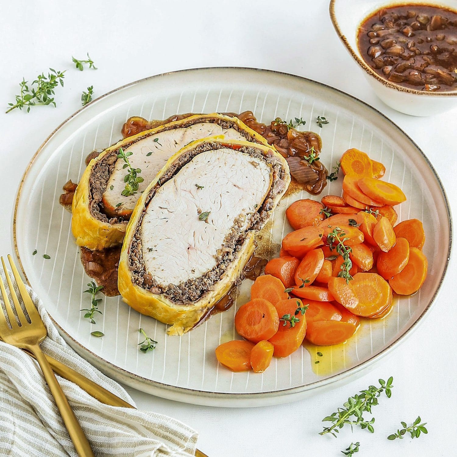 Putenfilet Wellington mit Buttermöhrchen