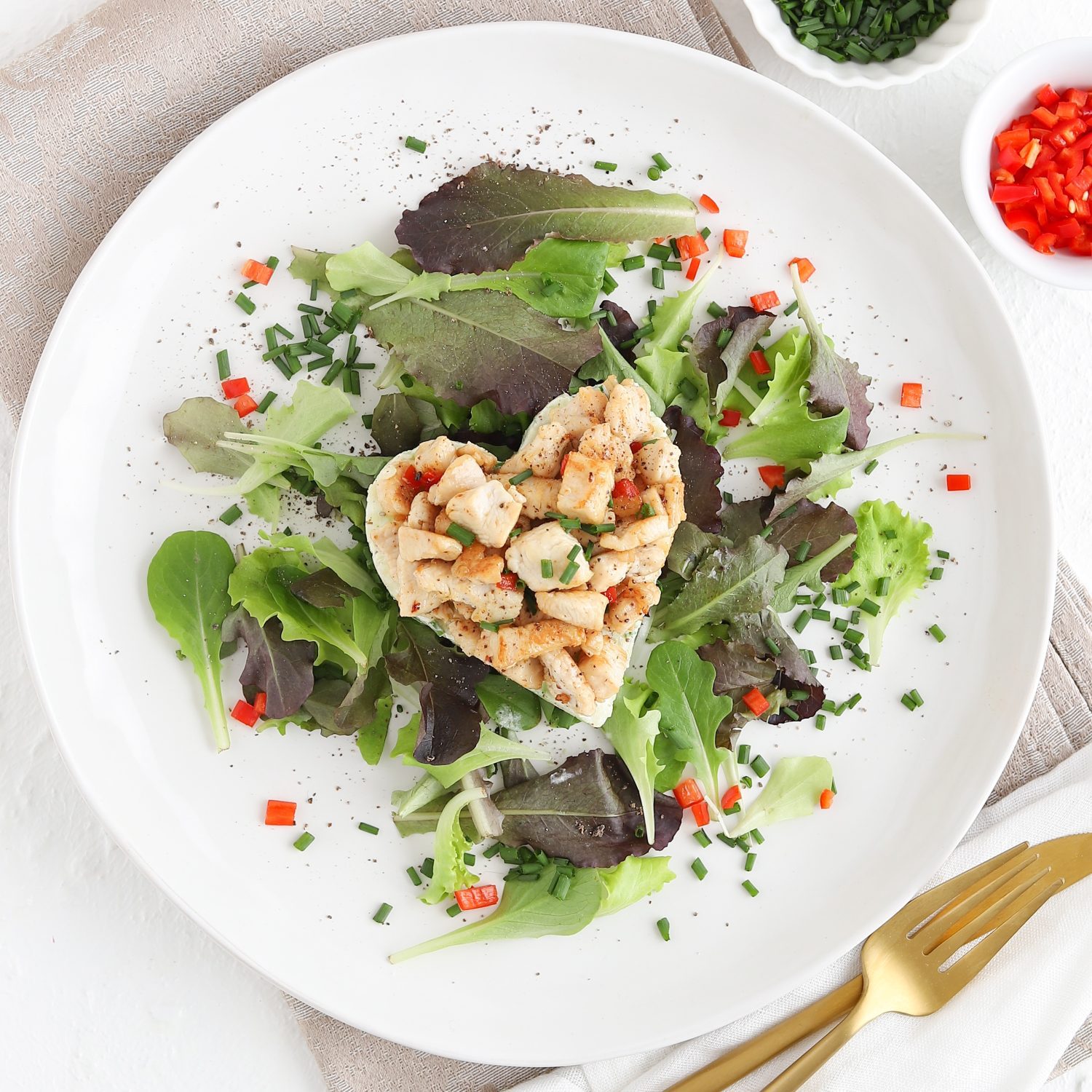 Hähnchentatar auf Avocado-Gurken-Kartoffelsalat - We love Geflügel