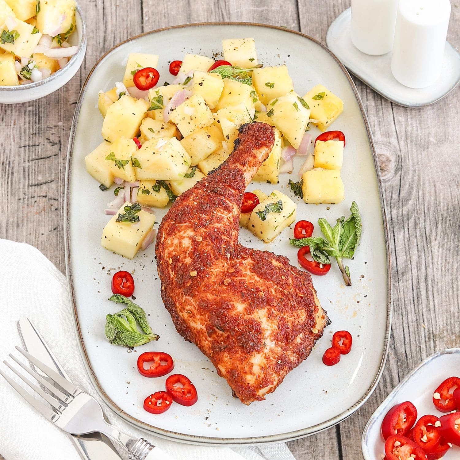 Chili-Hähnchenschenkel mit Ananassalat