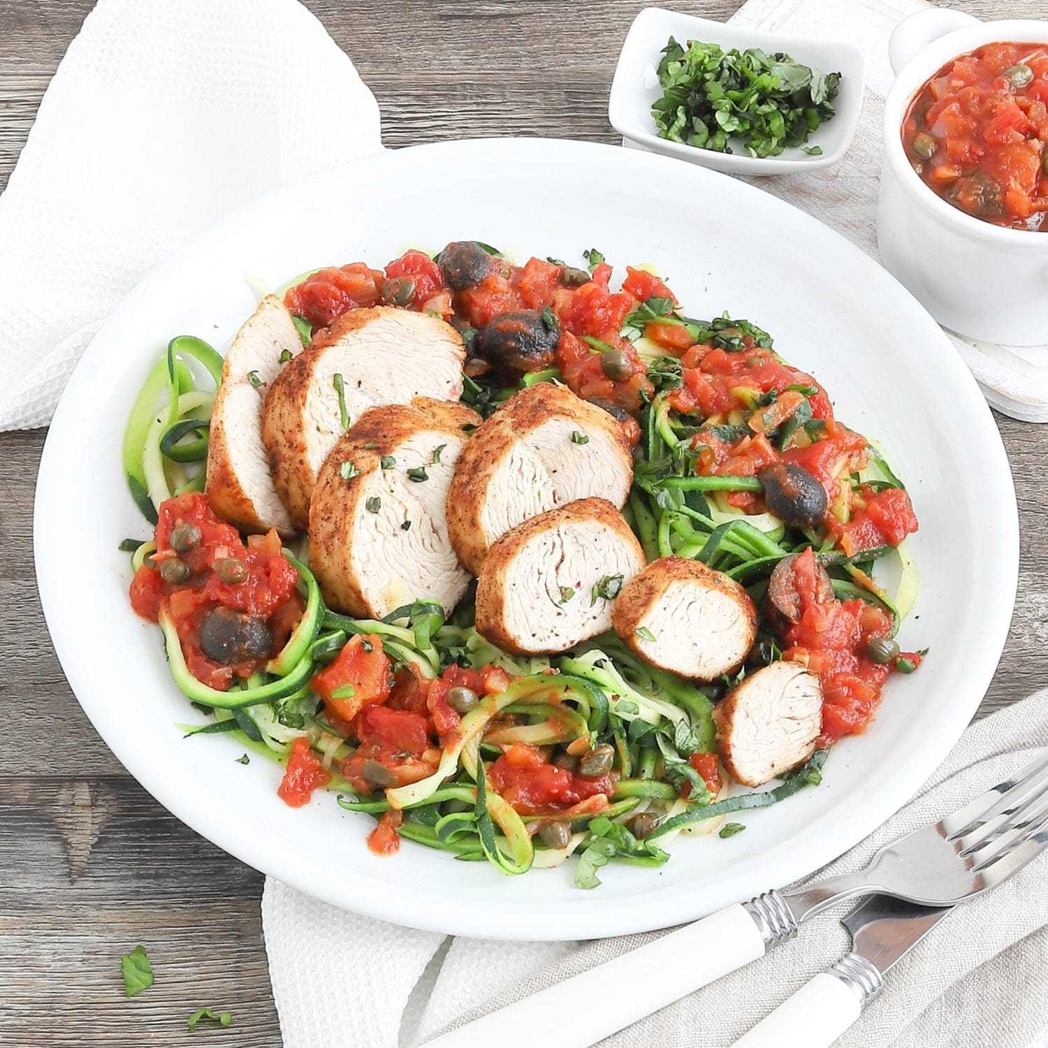 Putenfilet Puttanesca mit Zoodles