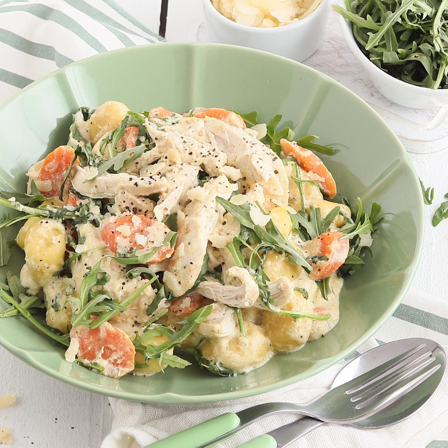 Gnocchi mit gezupftem Hähnchenfilet, Möhren und Rucola