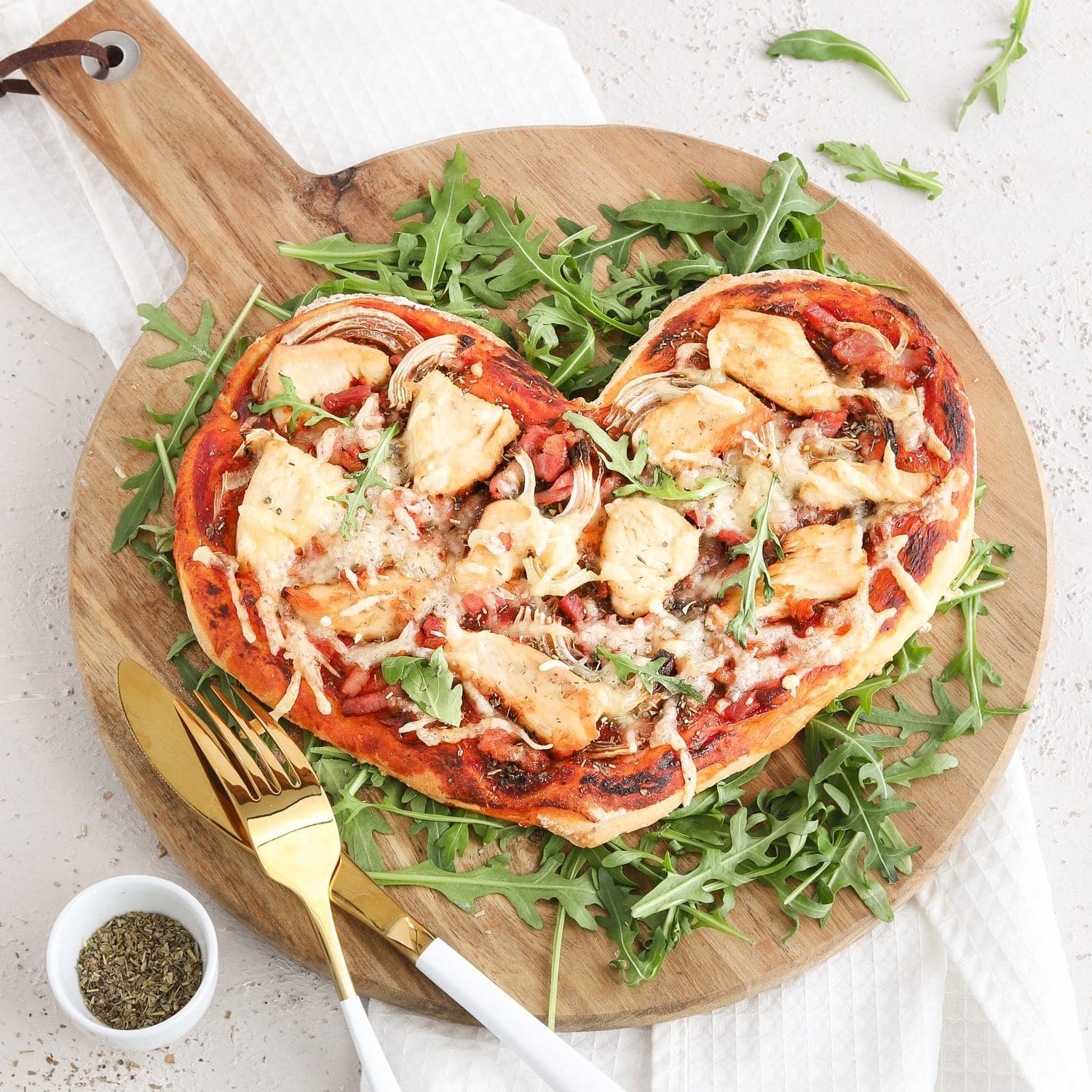 Herz-Pizza mit Hähnchenfilet