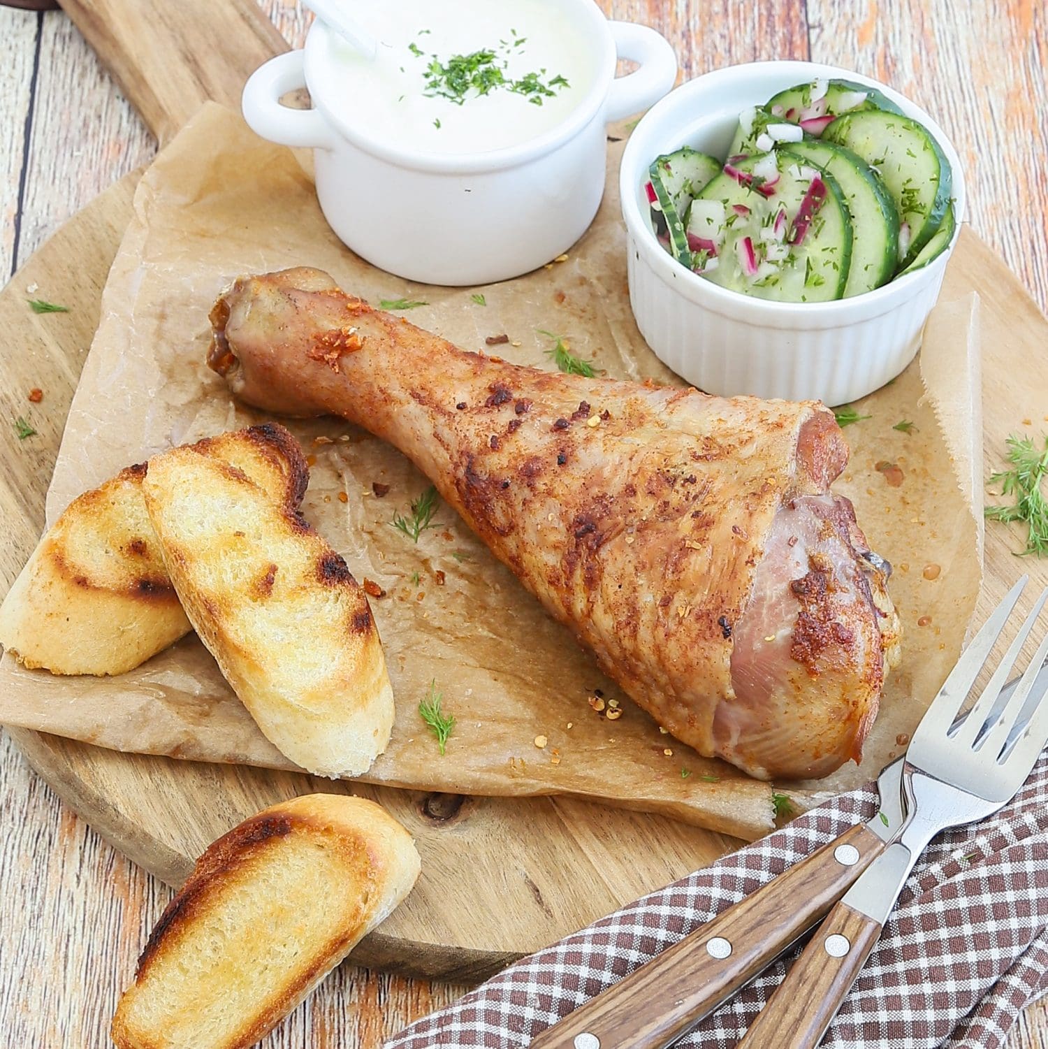 Gegrillte Putenunterkeule mit Gurkensalat