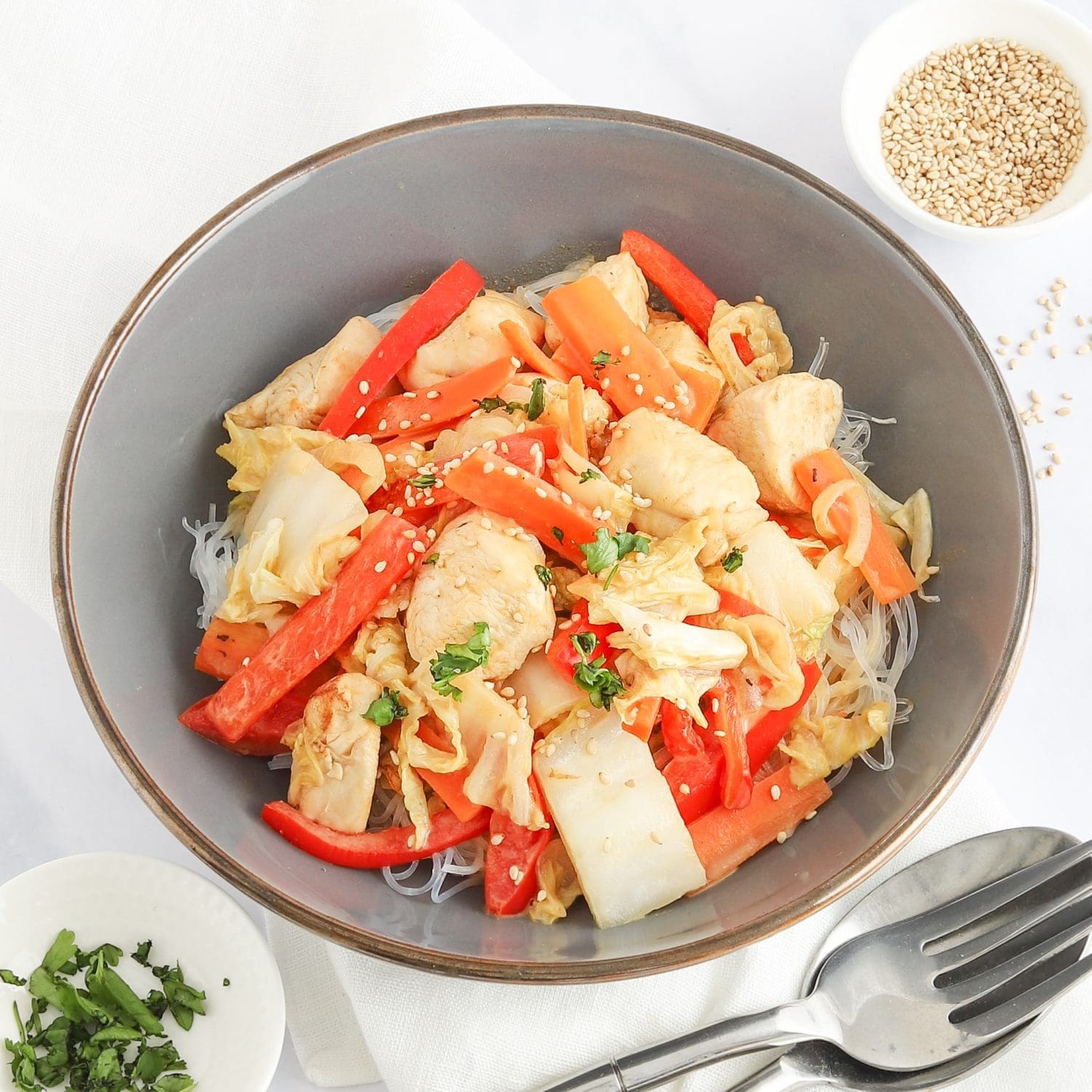 Hähnchen-Erdnuss-Wok mit Gemüse und Glasnudeln