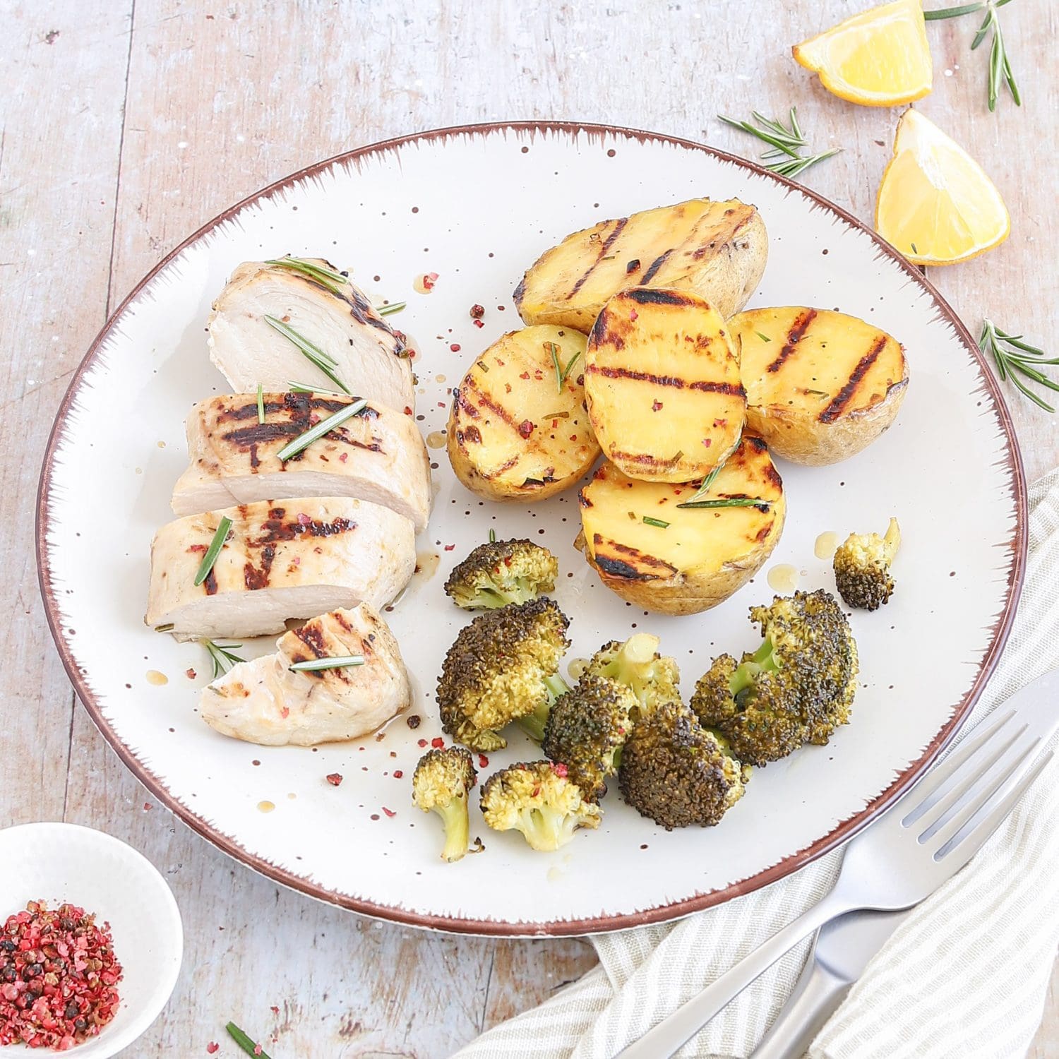 Marinierte Hähnchenfilets vom Grill mit Kartoffeln und Brokkoli