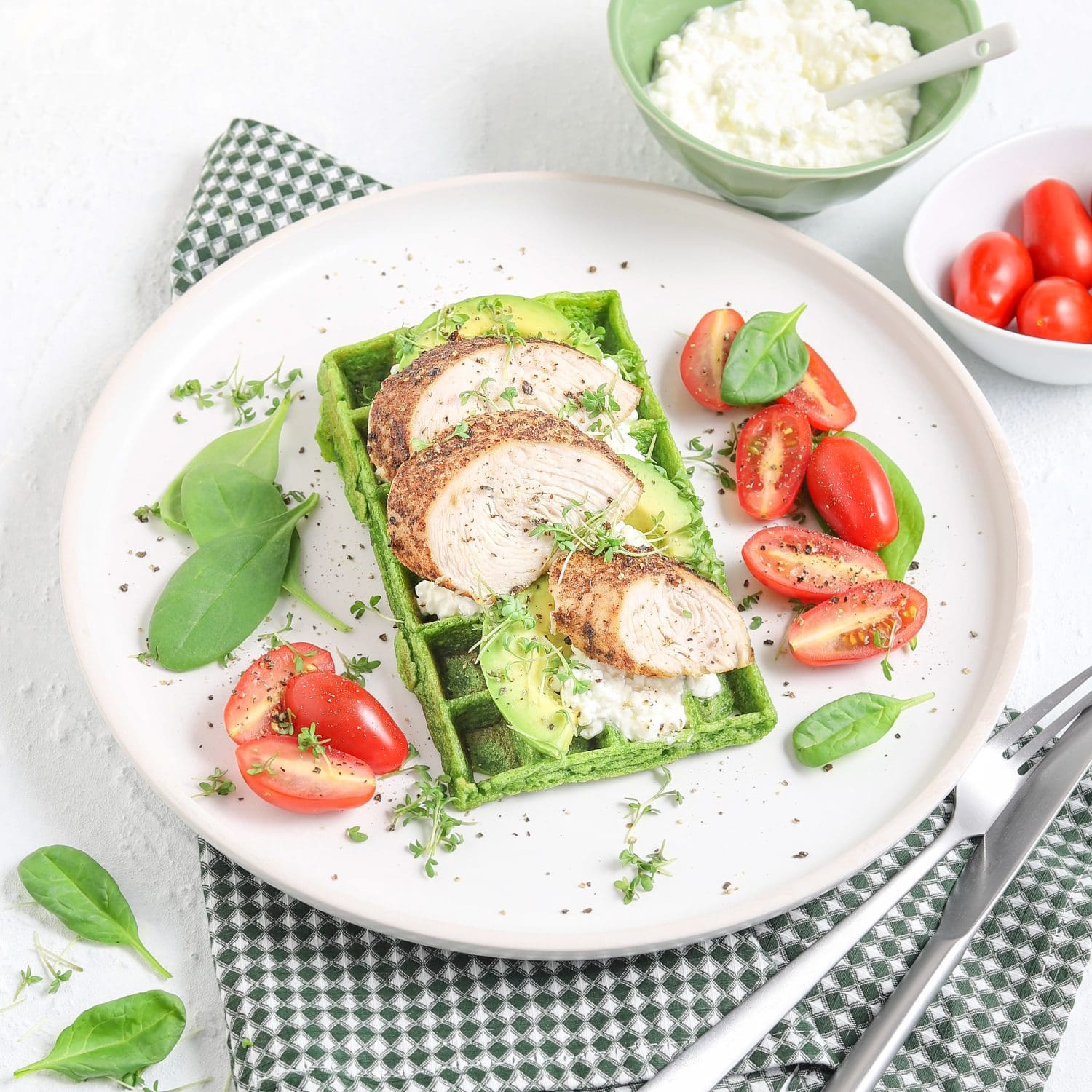Spinatwaffeln mit Putenfiletscheiben