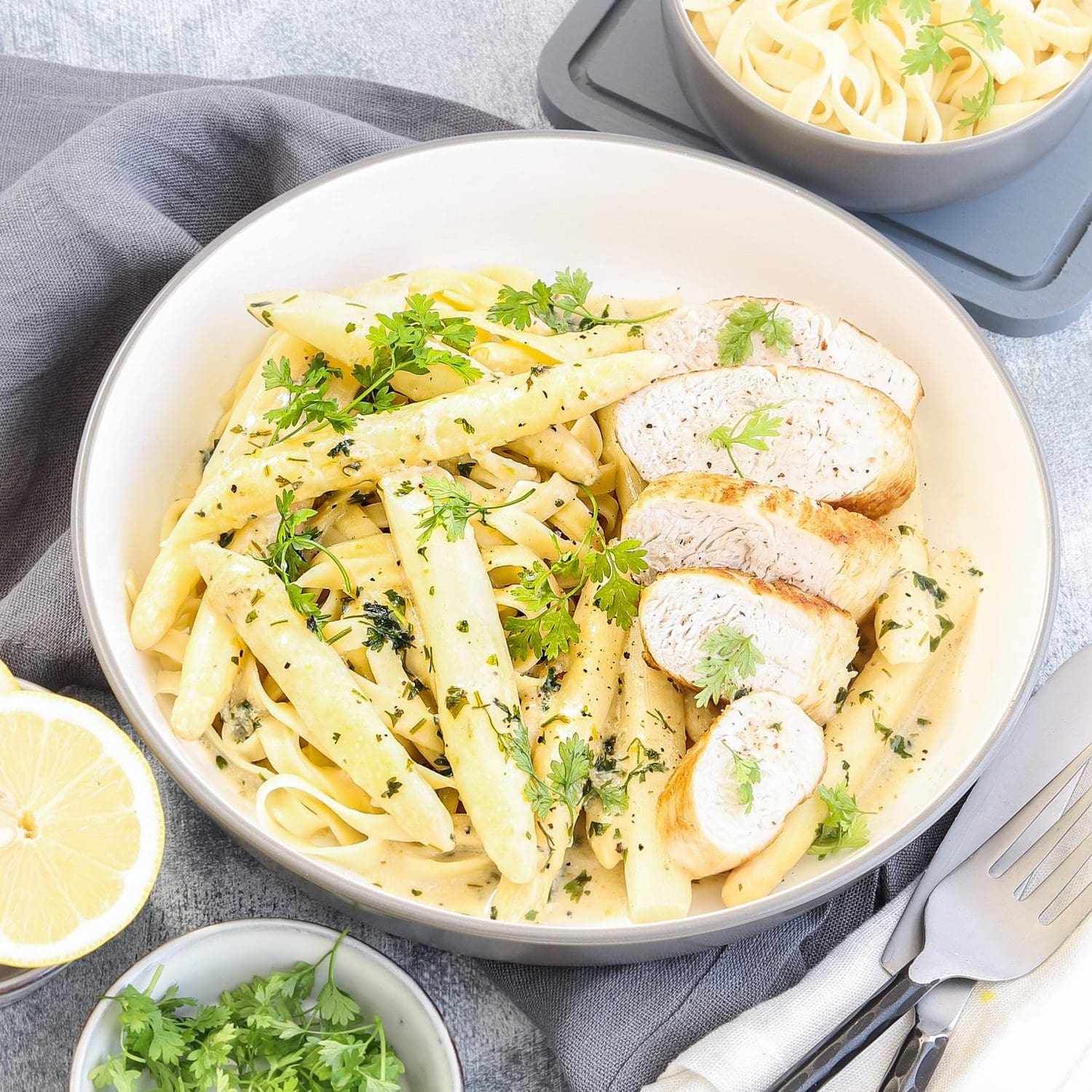 Putenfilet mit Spargel und Bandnudeln