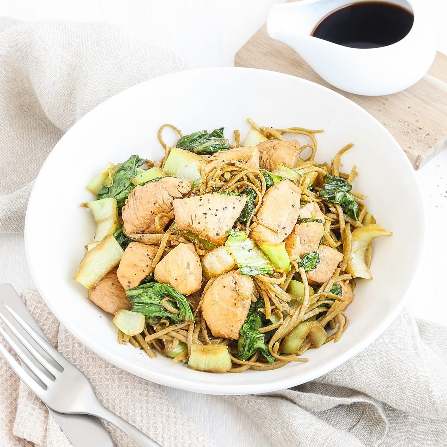 Hähnchenfilet mit Sobanudeln und Pak Choi
