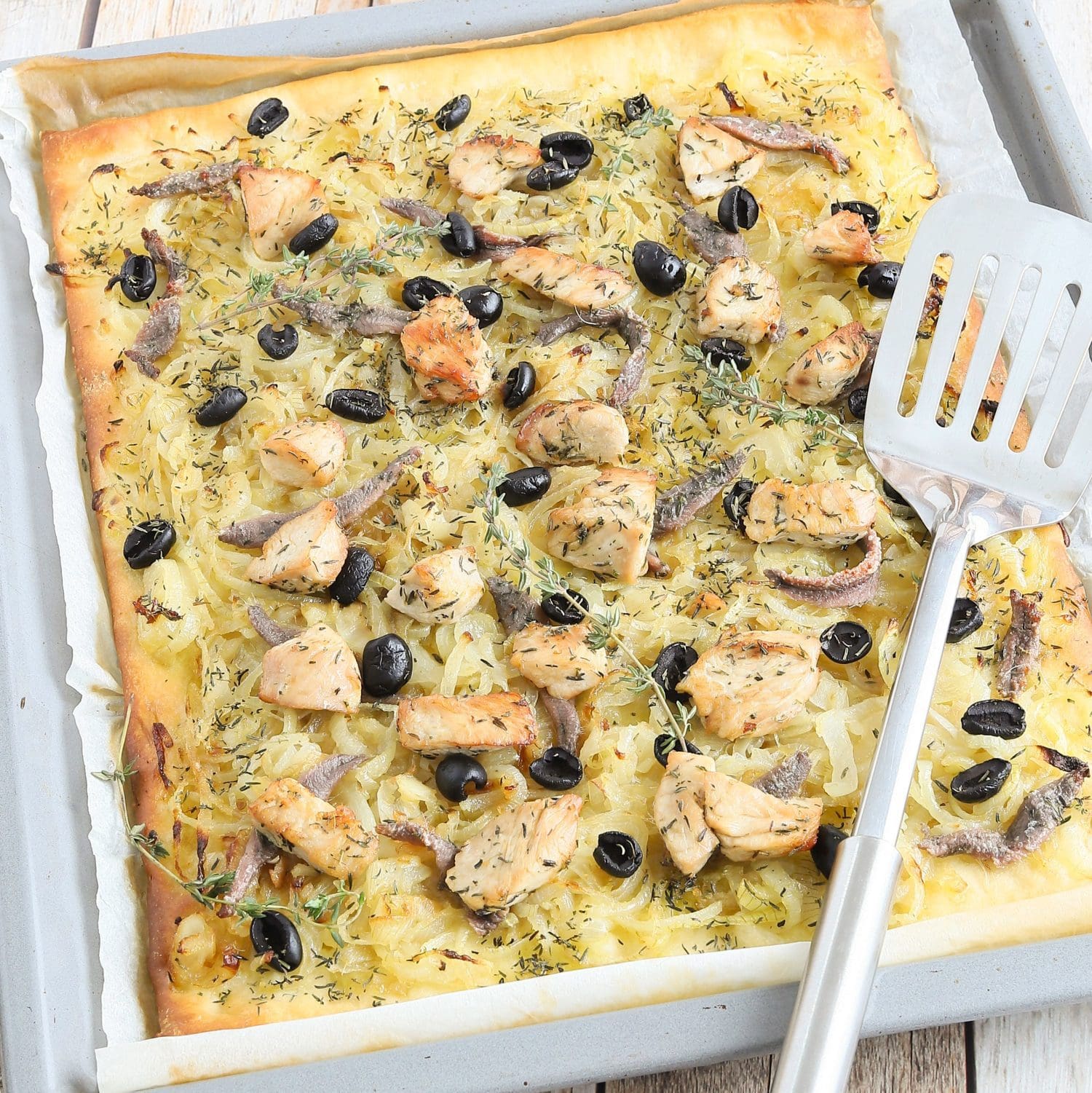 Pissaladière - französischer Zwiebelkuchen mit Putenfiletwürfeln, Oliven und Sardellen
