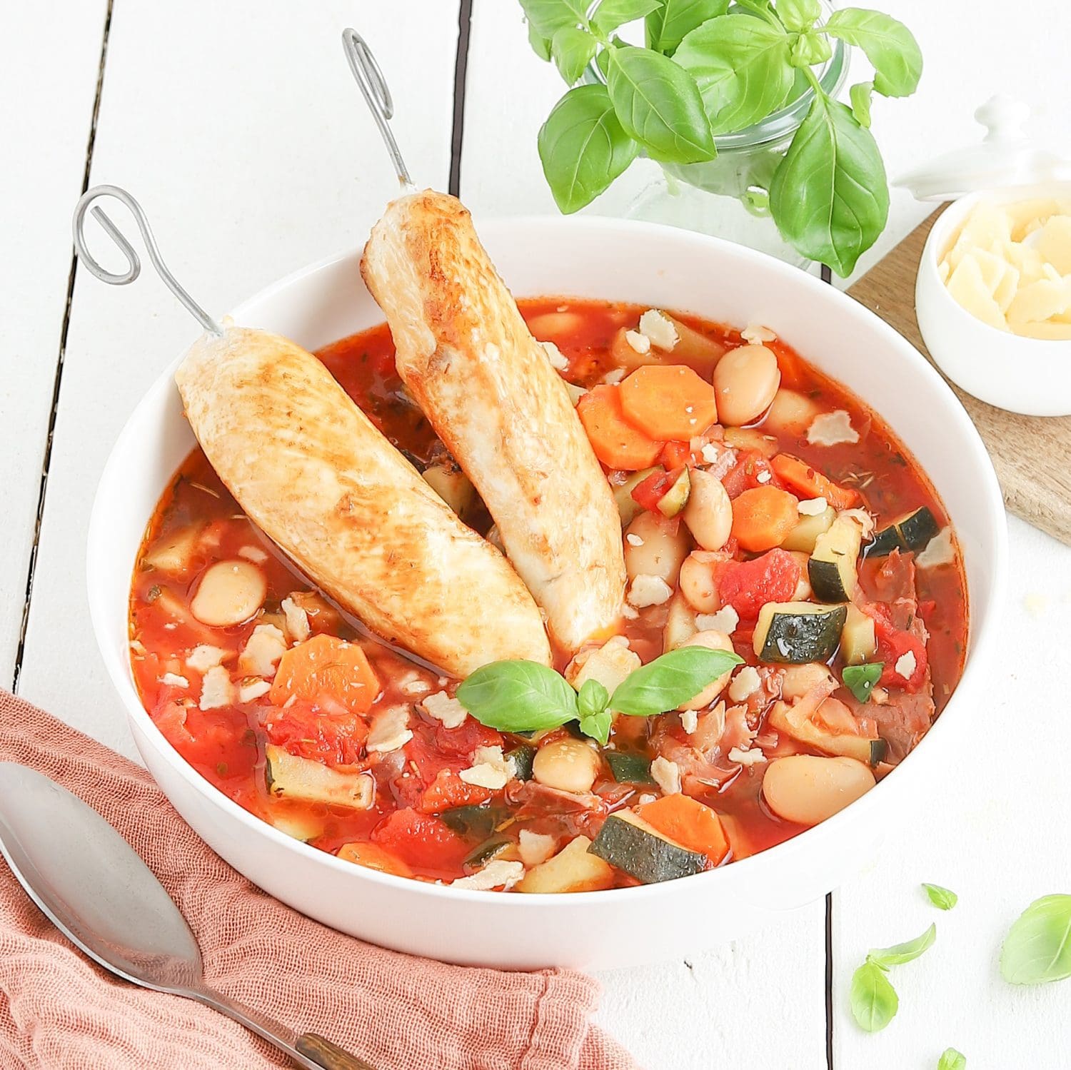 Minestrone mit Hähnchenfiletspießen und Parmaschinken