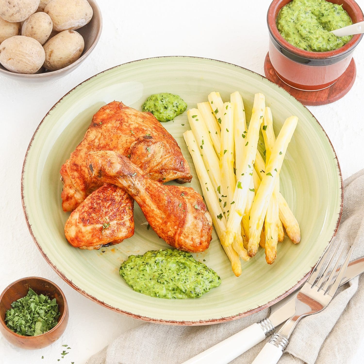 Hähnchenschenkel mit Ofenspargel, Kartoffeln und Mojo verde
