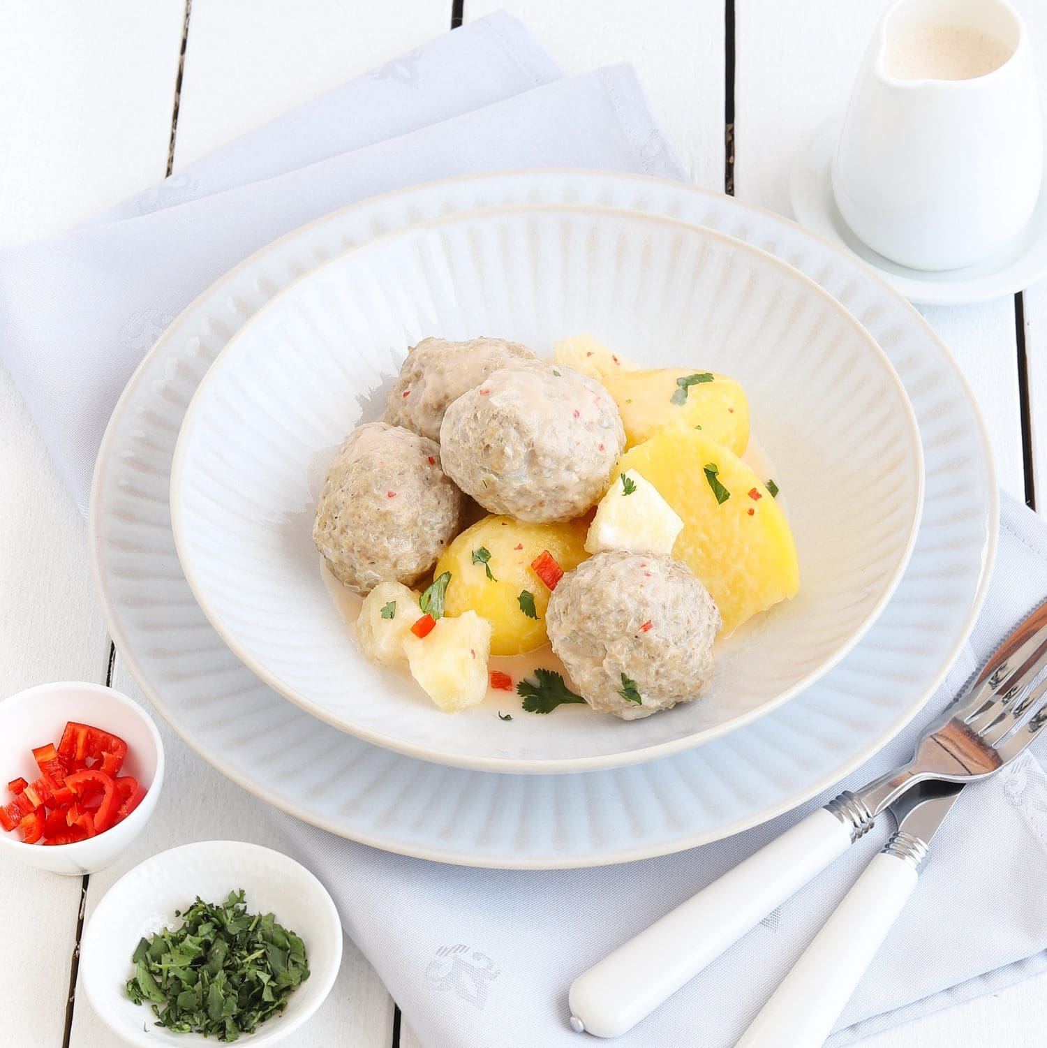 Putenhackfleischbällchen in Kokossauce mit Ananas